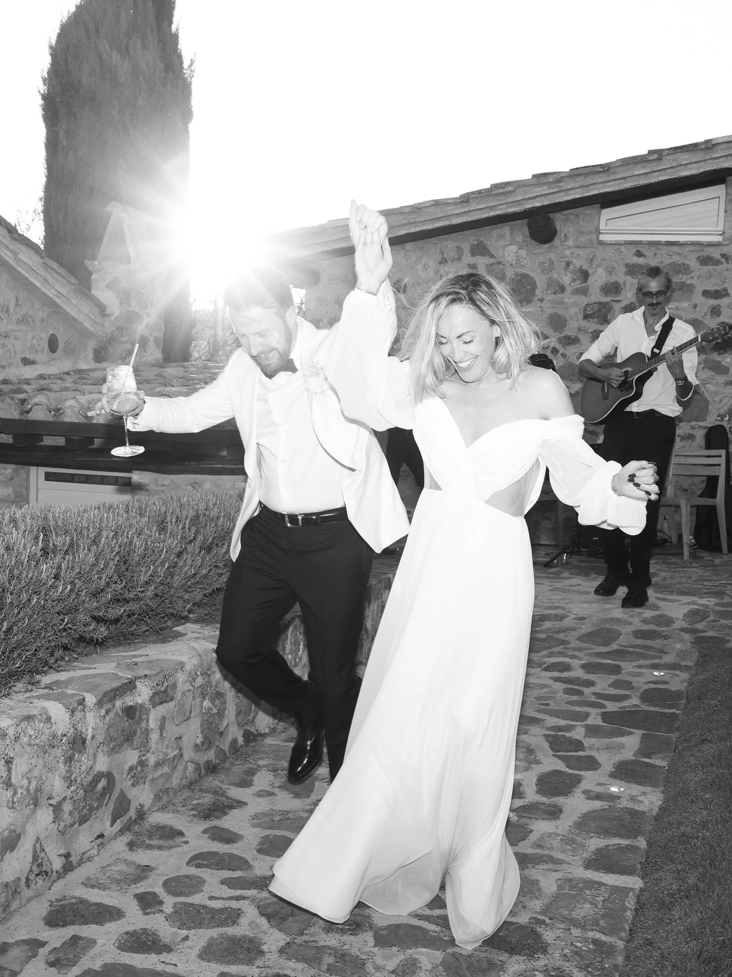 UNE BELLE HISTOIRE 🥂

&mdash; Noelie and Aurelien&rsquo;s 10-year wedding renewal in the beautiful Tuscan countryside 🌱

EVENT CREW 

WP/ @pascale_weddingandeventsitaly 
  @elisaweddingplanner_italy 
VENUE/ @mastrojanni1975 
FLORIST/ @dalgiardinodi