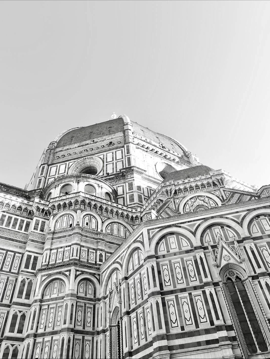 Autumn in Florence.
A season painted in warm light and effortless charm &mdash; where the air feels softer, and the city seems to breathe in slow motion.
It&rsquo;s the time when international couples arrive, drawn by the allure of Tuscan beauty and 