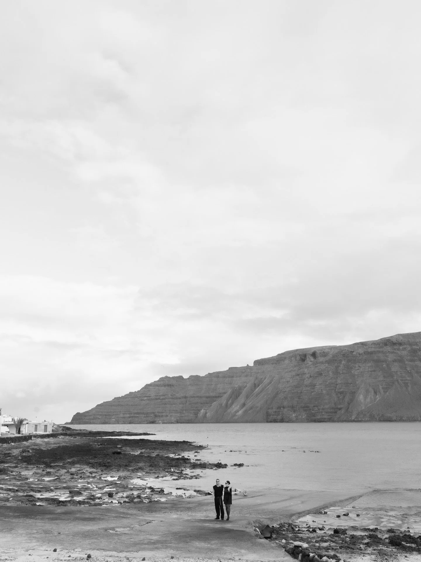 A few shots between one content and another from the shooting by @marcossanchez_ during his masterclass at @wolvesworkshop 🐺

@iamjuancastaneda 
@dichosadolores 
@notyournormal_modelcouple 
@_carolinasandoval_ 

#editorialweddingphotographer #editor