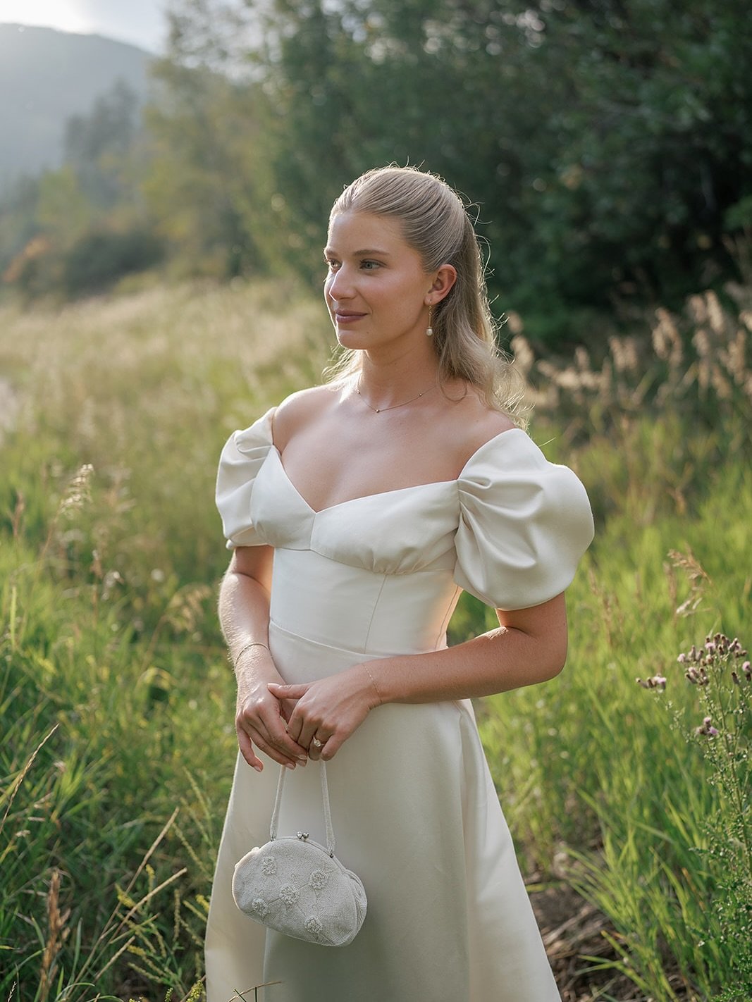 Take me back to the mountains, Anna&rsquo;s soft and sweet bridal look, and the most romantic wedding weekend 🤍

📷: @jessleighphotographer 

Florals: @carolinejamesfloral 
Planning: @kendall_starr_weddings 
Venue: @beavercreek 

Hair: #luxebylexi 
