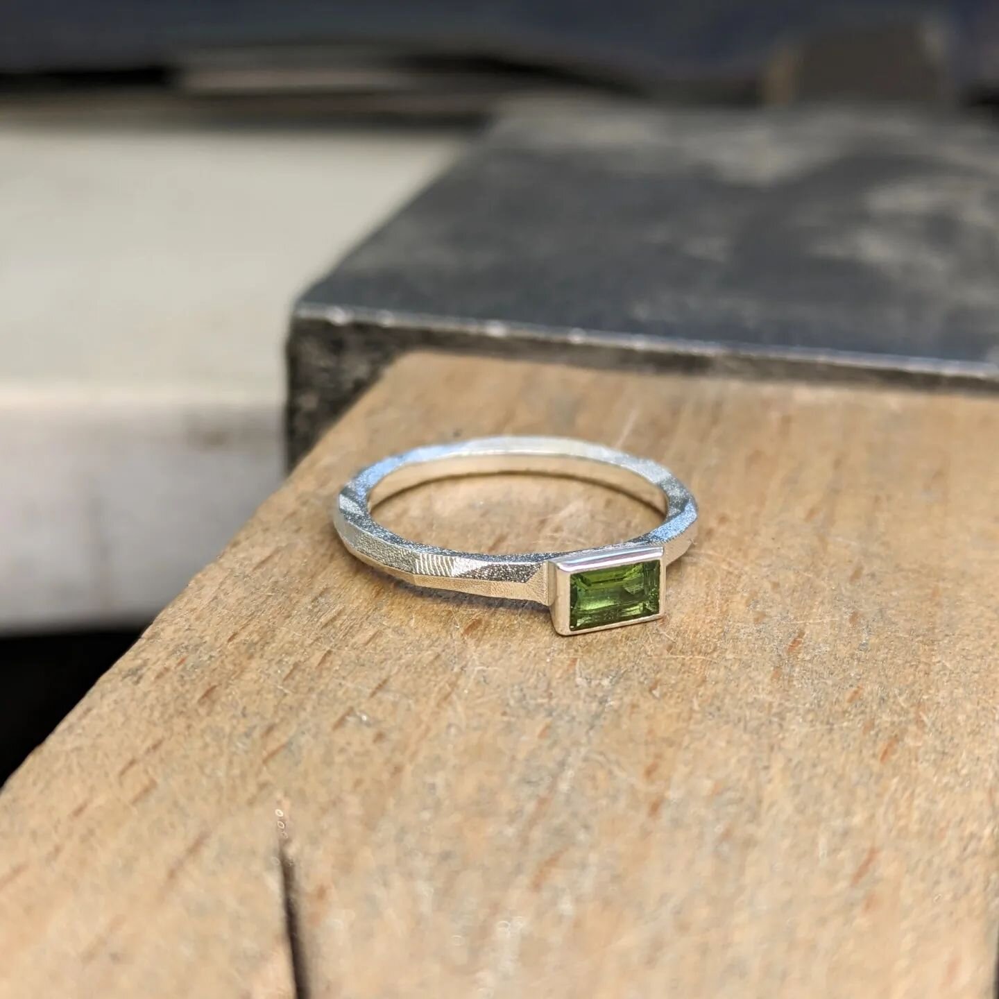 Finishing the week in the workshop with this green tourmaline set into a faceted silver ring. 

#jewellery #facetedring #geometricjewellery #geometricdesign #contemporaryjewellery #greentourmaline #silverring