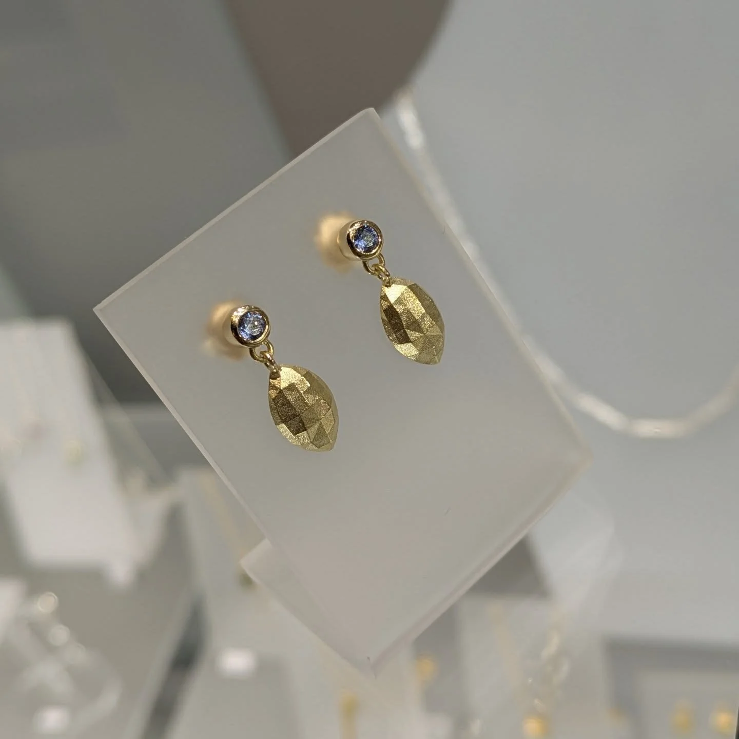 Today is the last day of @goldsmithsfair Week One! Some faceted gold offerings on display including these rings and earrings with beautiful gemstones!

Open today until 4.30pm at Goldsmiths' Hall in London. 

#goldsmithsfair #goldsmithsfair2025 #face
