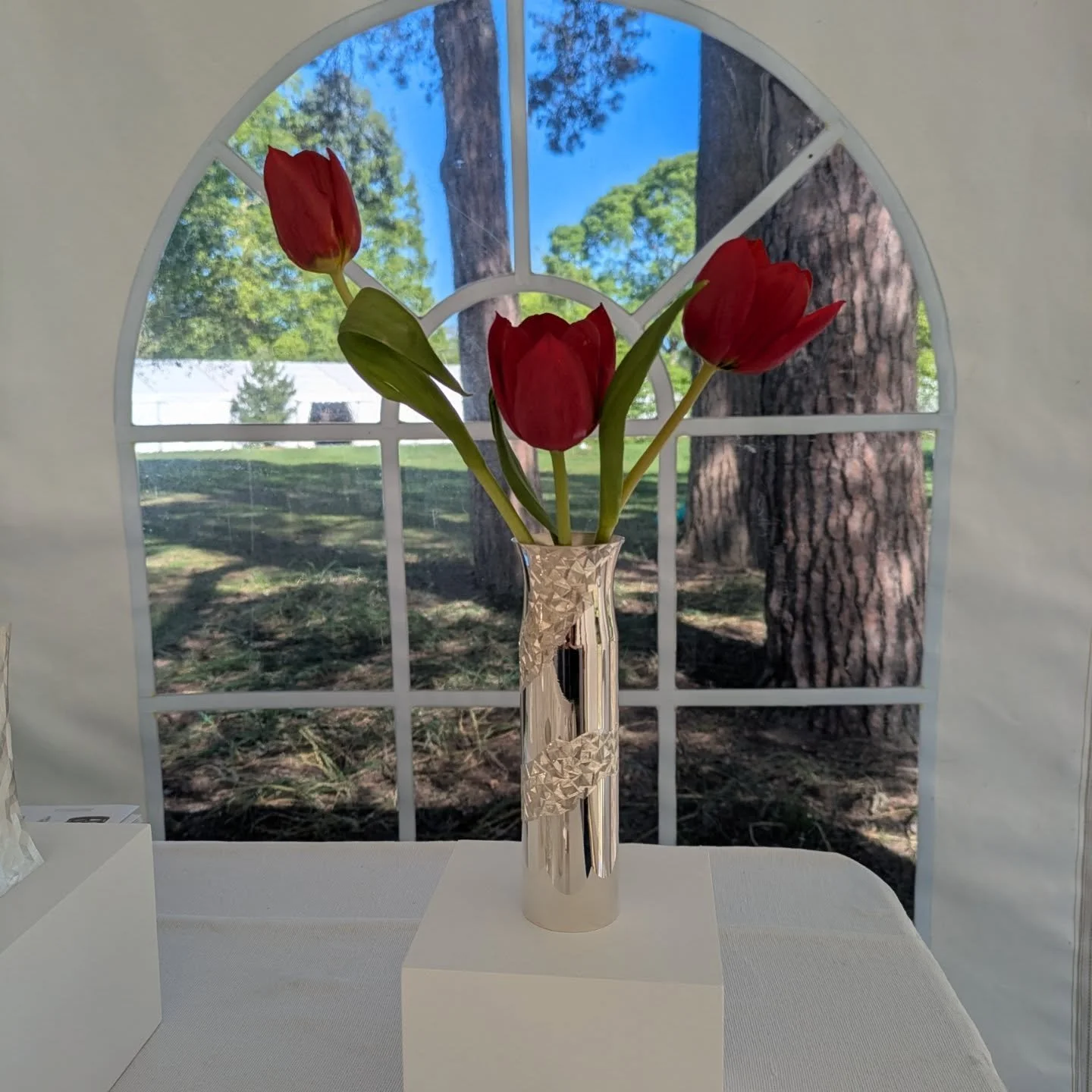 Beautiful setting to show silver and jewellery at RHS Wisley @craftinfocus. It's a stunning sunny day for day 2!

Friday 10am-6pm
Saturday &amp; Sunday 9am- 6pm
Monday 10am-5pm 

 #contemporaryjewellery #geometricjewellery #festivalofsilver