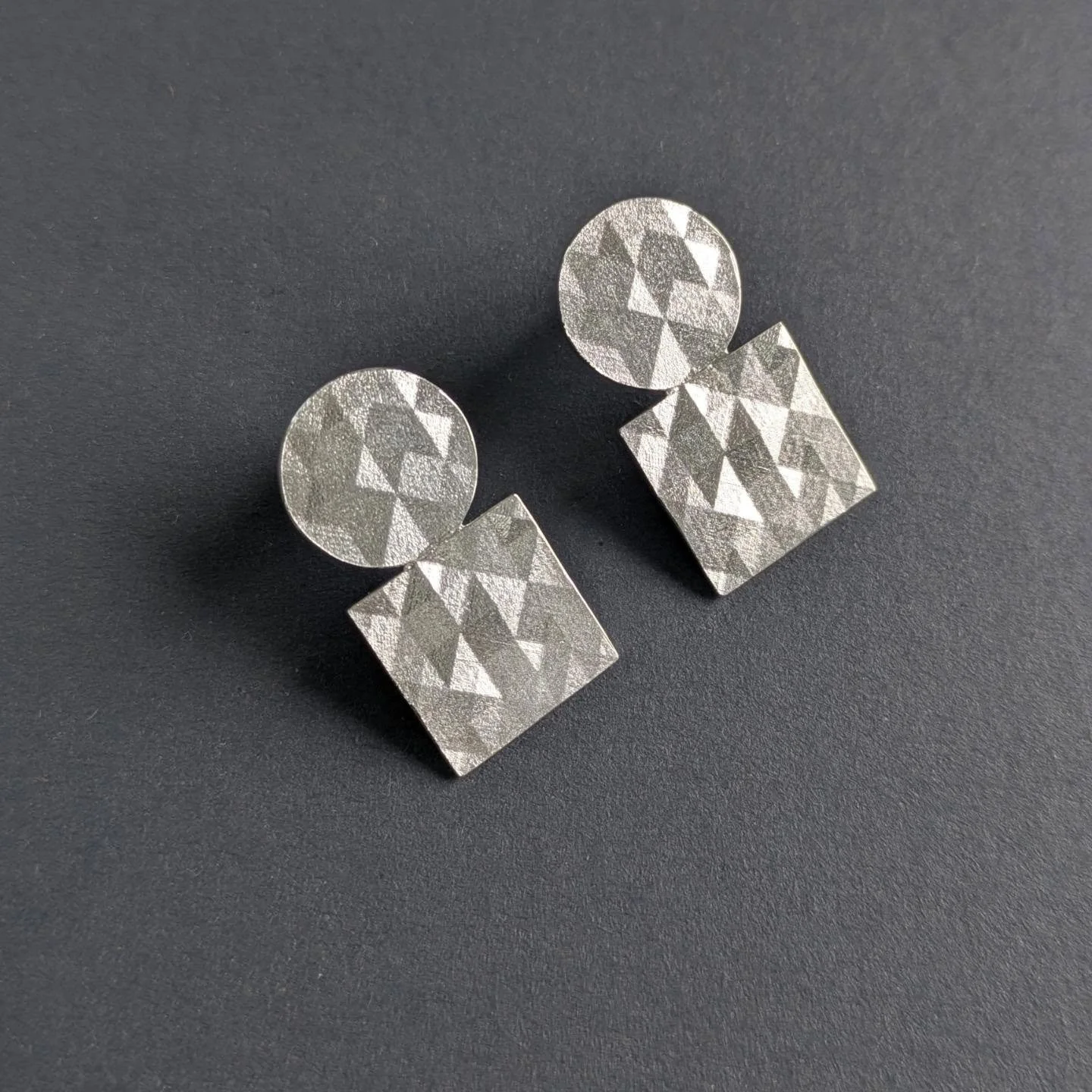 Classic shapes with some facets. The subtle surface of these new earrings change as the light reflects on the facets.

#geometricjewellery #facetedsilverearrings #contemporarysilverjewellery