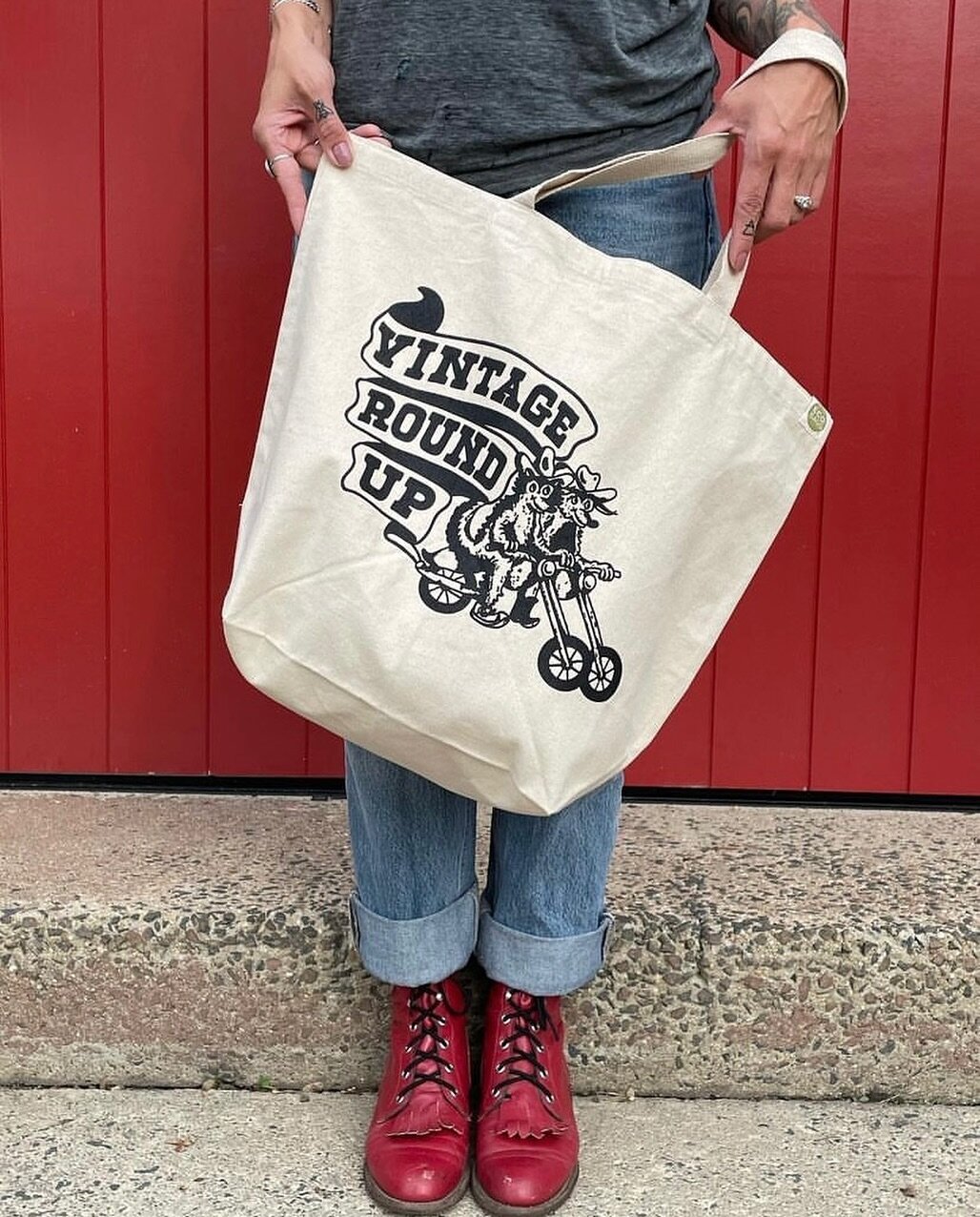 ❗️X-large moto bags available online❗️

Pick, thrift and shove goodies away in our extra large, recycled canvas tote bag. Sporting the OG moto dog logo by @twrushing

Snag one at an upcoming Roundup (next one is May 11th!) or via our website 👆