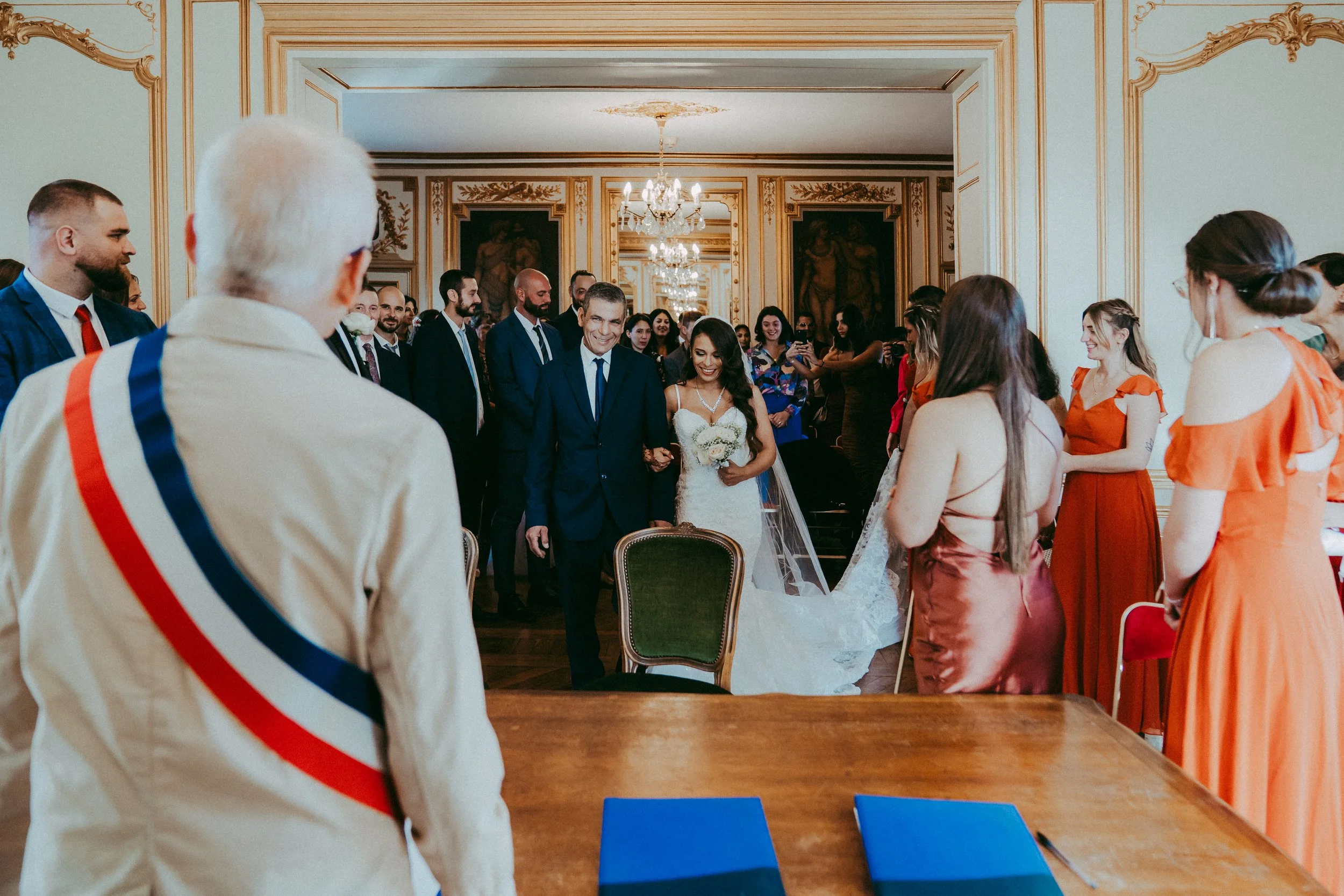 La sposa entra nella sala della cerimonia civile tra gli invitati.