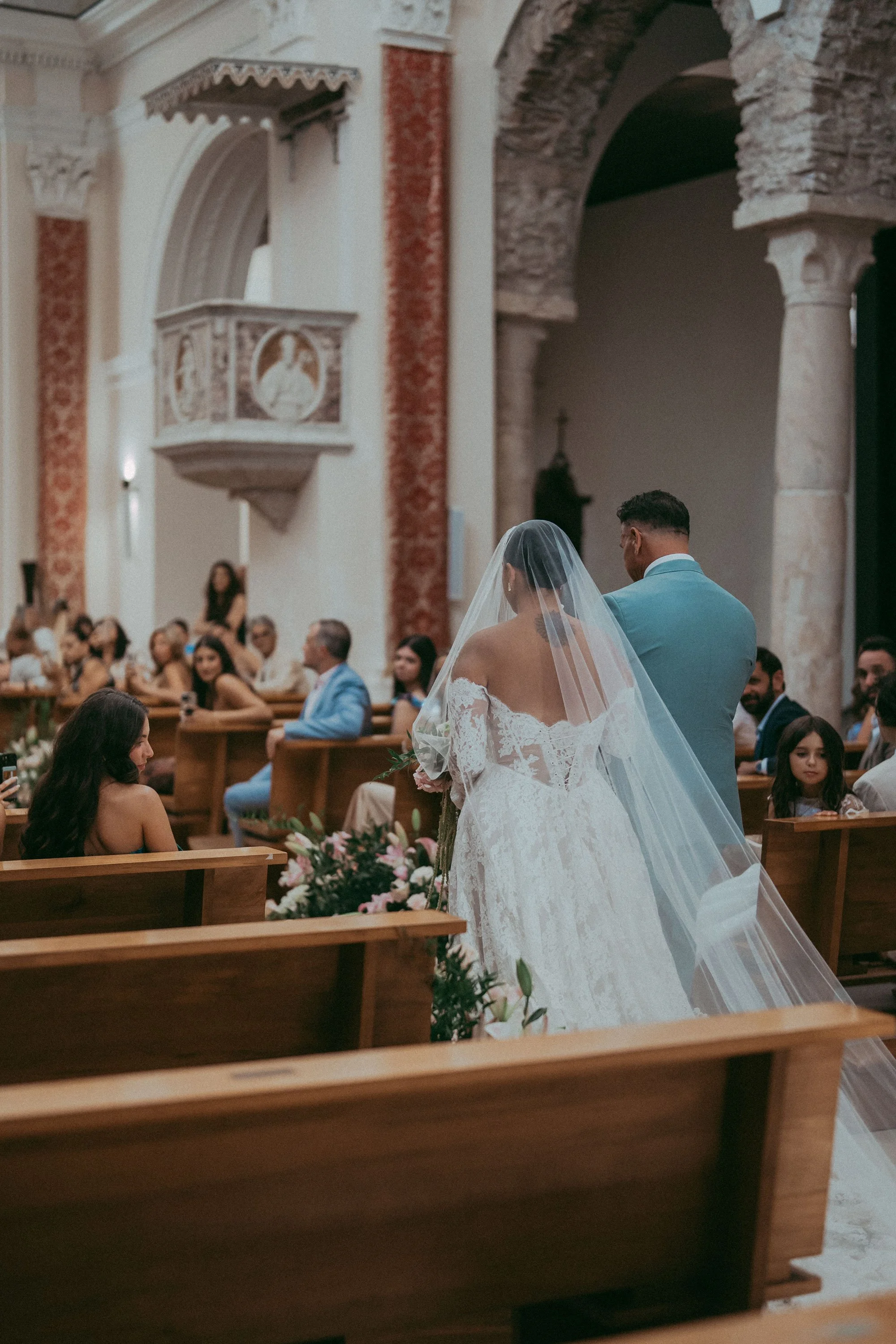 L'ingresso in chiesa della sposa americana in provincia di Avellino