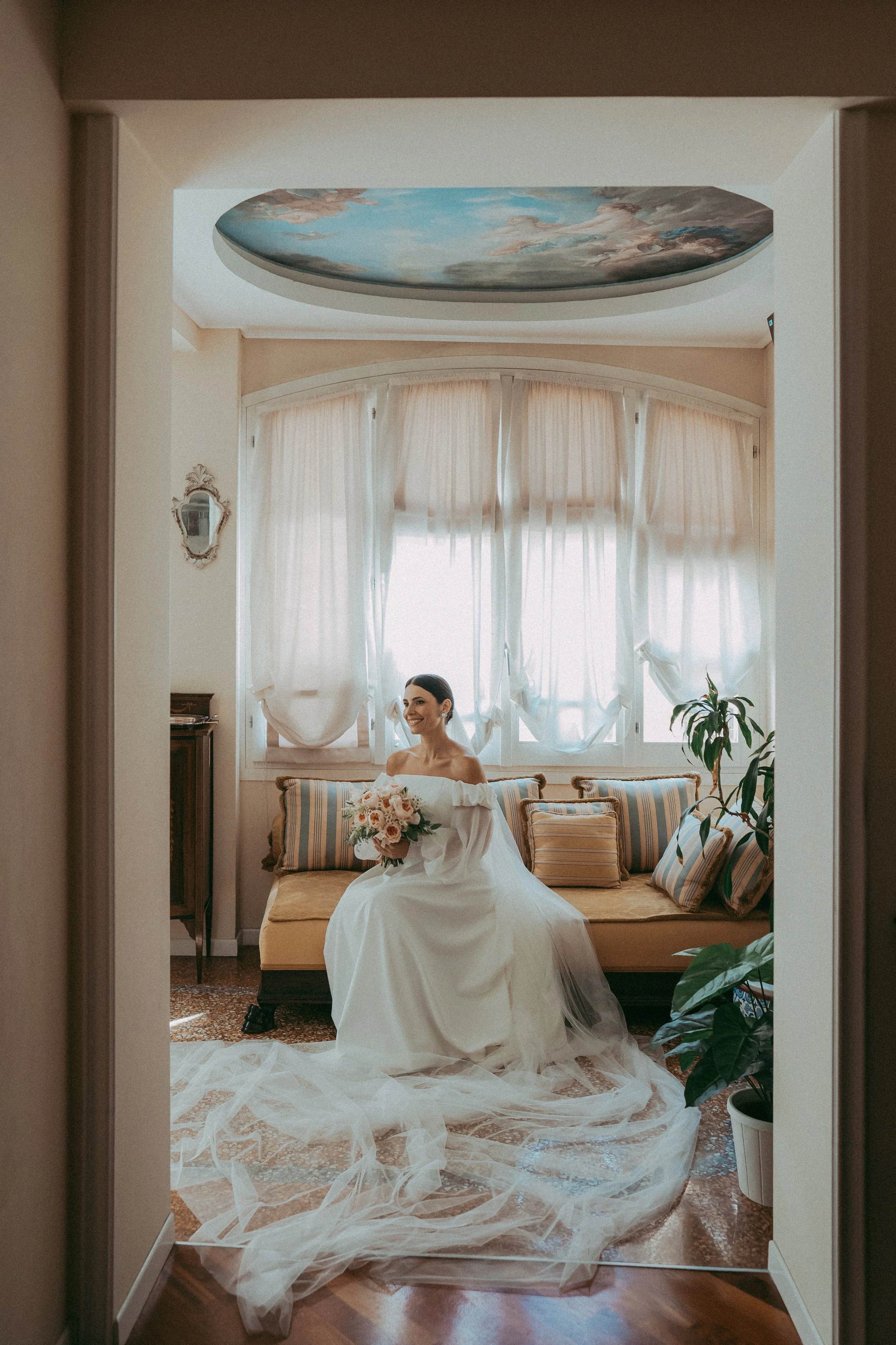 Un momento della preaparazione della sposa nella casa dei suoi genitori