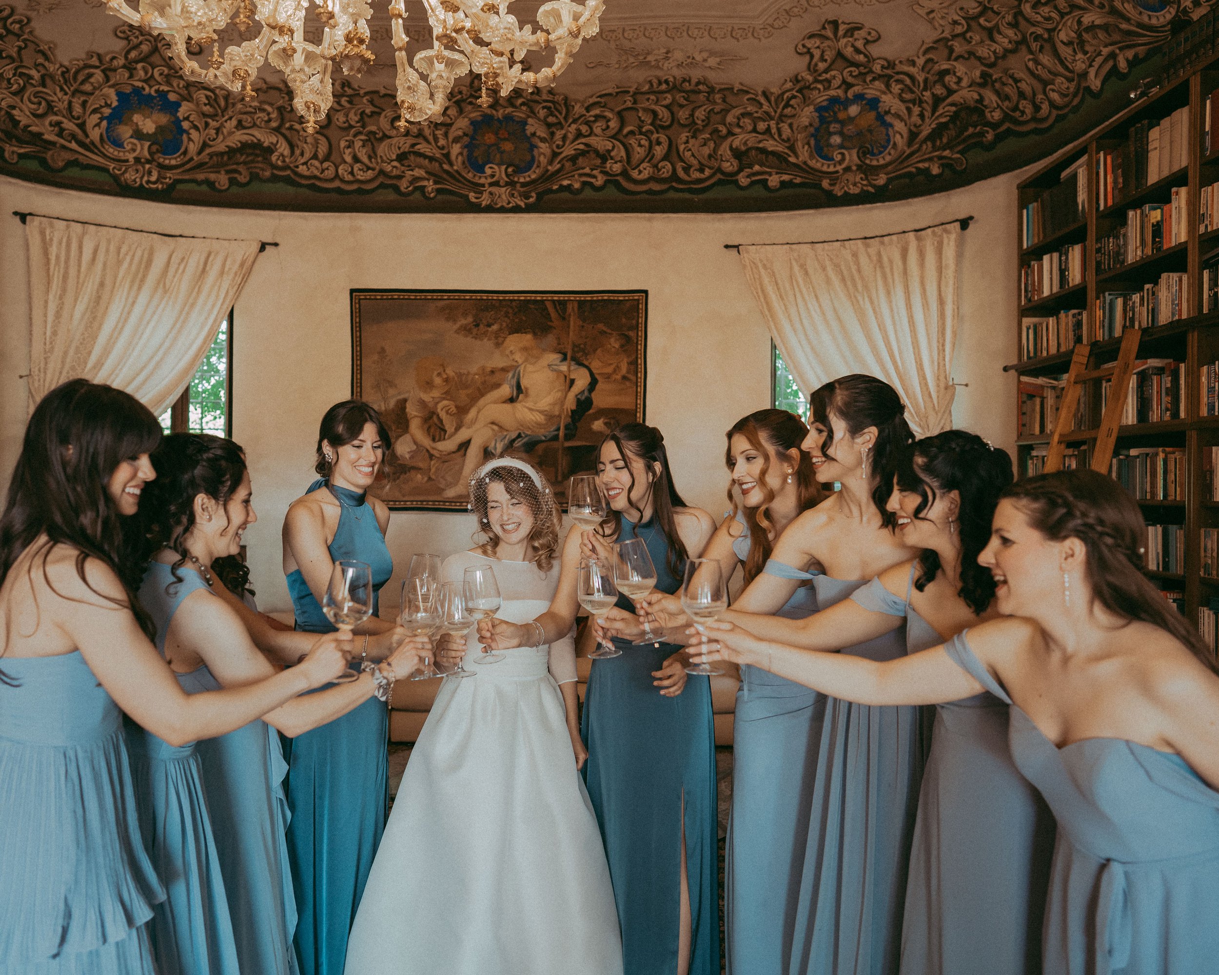 Brindisi con le amiche della sposa a Villa Contessa Massari, in provincia di Ferrara