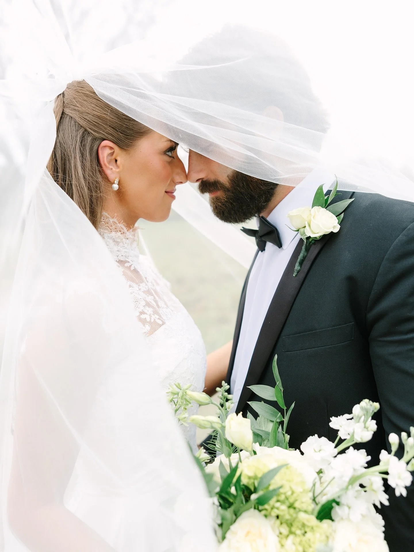 I love a veil shot. 

Happy Monday everyone. I hope y&rsquo;all had the best weekend!! Mine was so full. Full of family time for Halloween and the full of seeing so many past clients and new ones for Fall minis!! I can&rsquo;t wait to see what you al