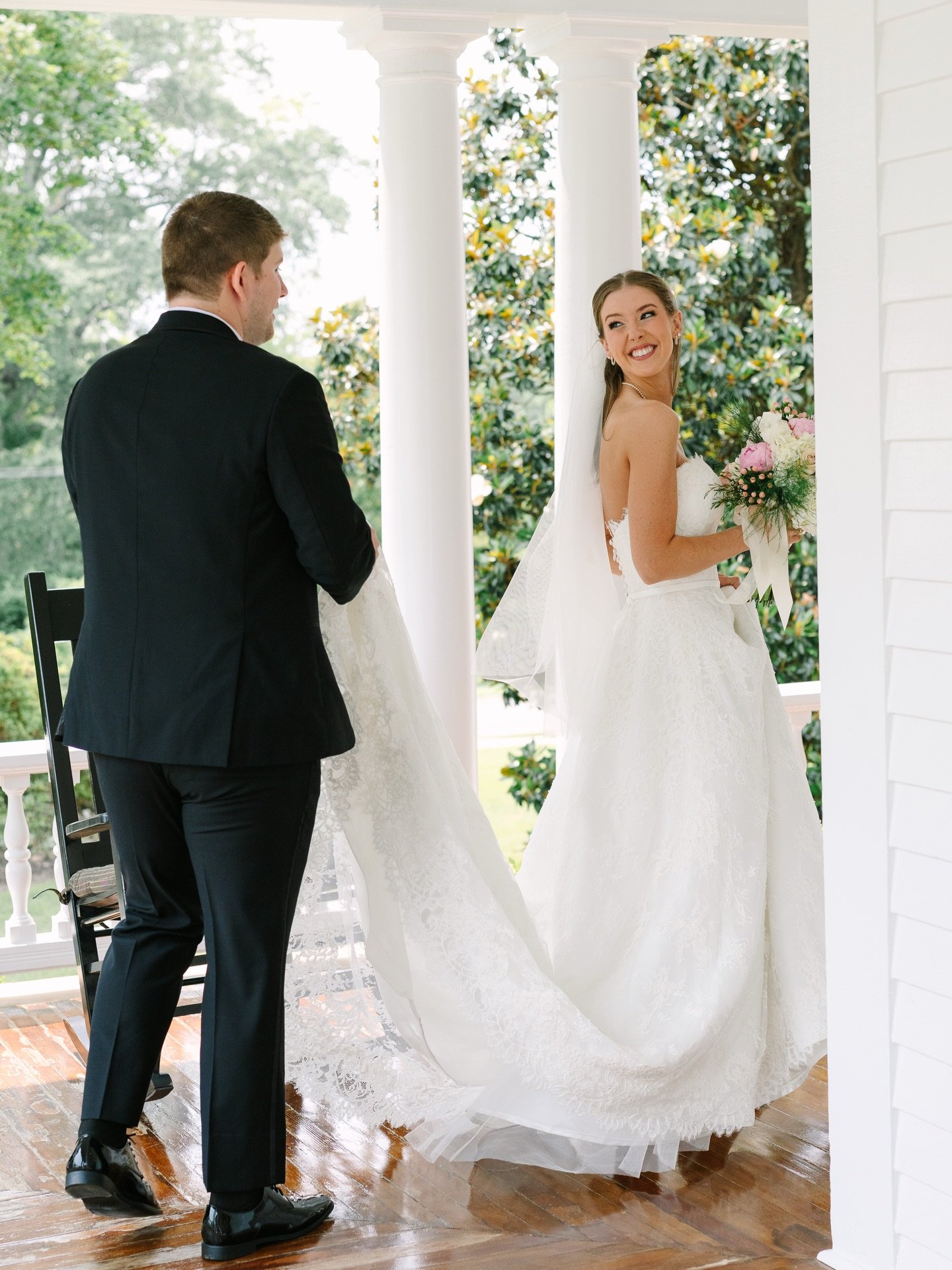 Not much beats southern charm. 🤍🤍🤍

Memphis wedding photographer 
Southern wedding 
Southern Bride 
Oxford wedding photographer 
Corinth wedding photographer