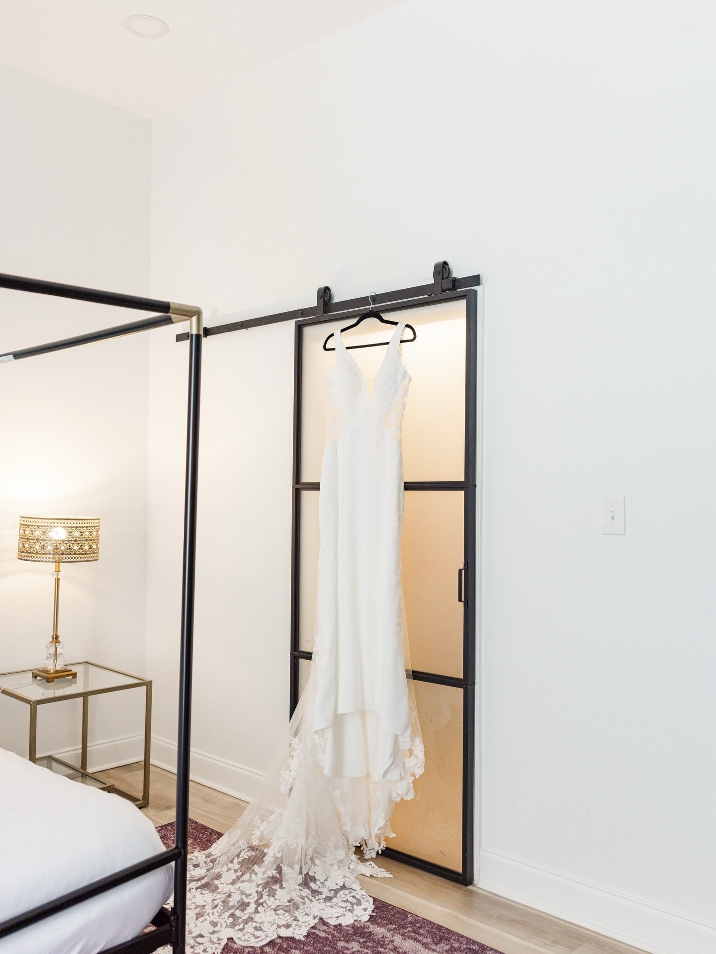 Details have my heart. I love the little touches that a bride and groom picks for their day. Especially if heirlooms are used. All of the little things add up to make your day genuinely yours. ✨🤍