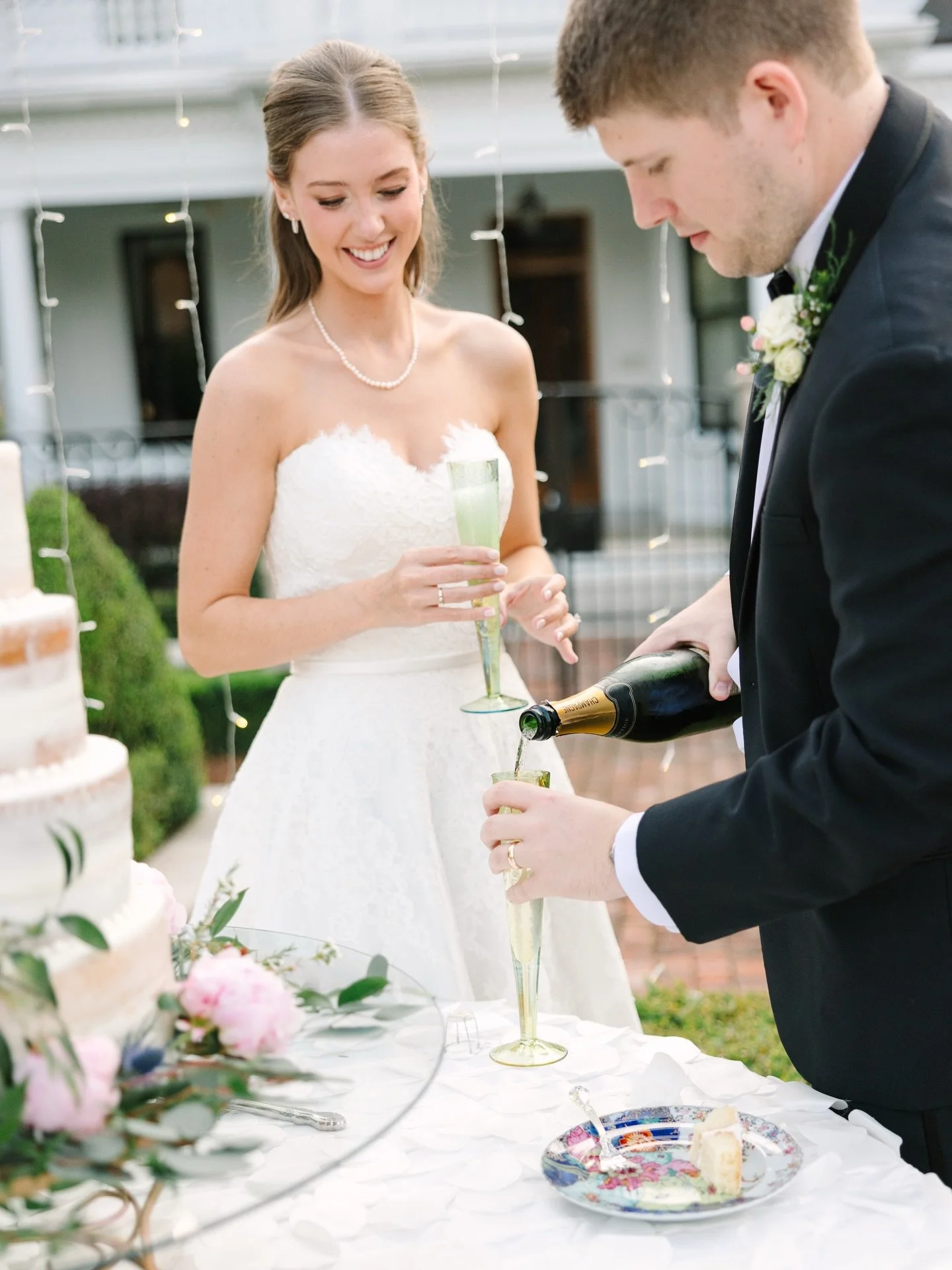 I love the classic photos on a wedding day. The cake cutting is one of my favorite moments actually. I can remember being a child and seeing photos of family members cutting the cake and it looking like such a happy moment. 🤍

#memphisweddingphotogr