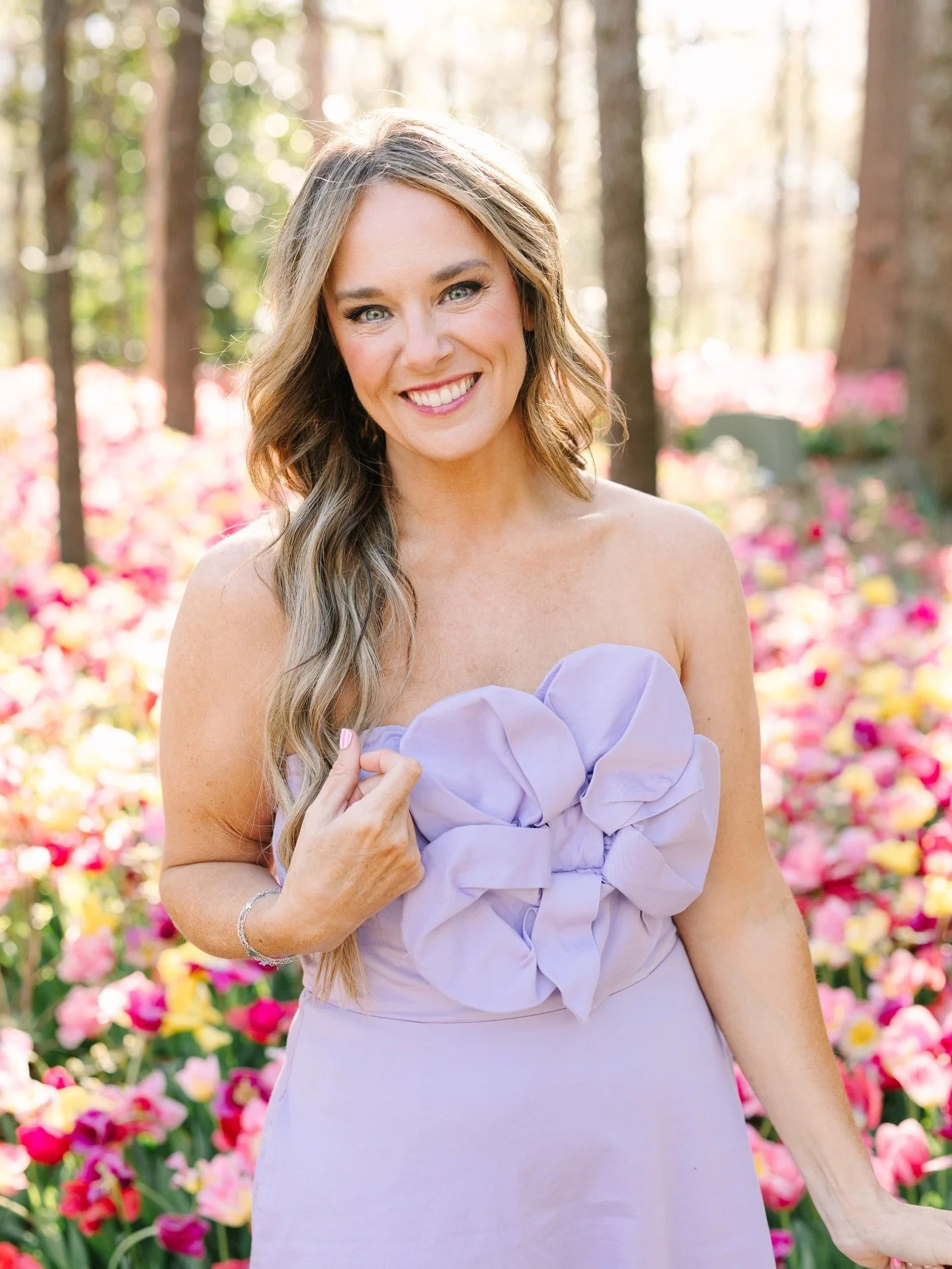 Tulip season is ending but I had to share some of the headshots my bff took of me and a few fun BTS of real life when you run a business and have littles at home. 🤪 So much fun this day though and my gosh if you didn&rsquo;t see the tulips this year