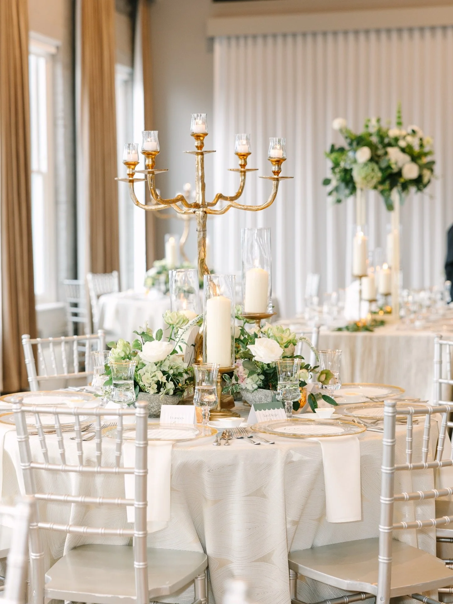 The night before. Such gorgeous rehearsal dinner decor. The draping, the candles, the organic planters. 🤌🏻🤌🏻 I can&rsquo;t wait to share more from the post toast. Thank you @kristenknox.co for the photo of me doing what I love. 🤍