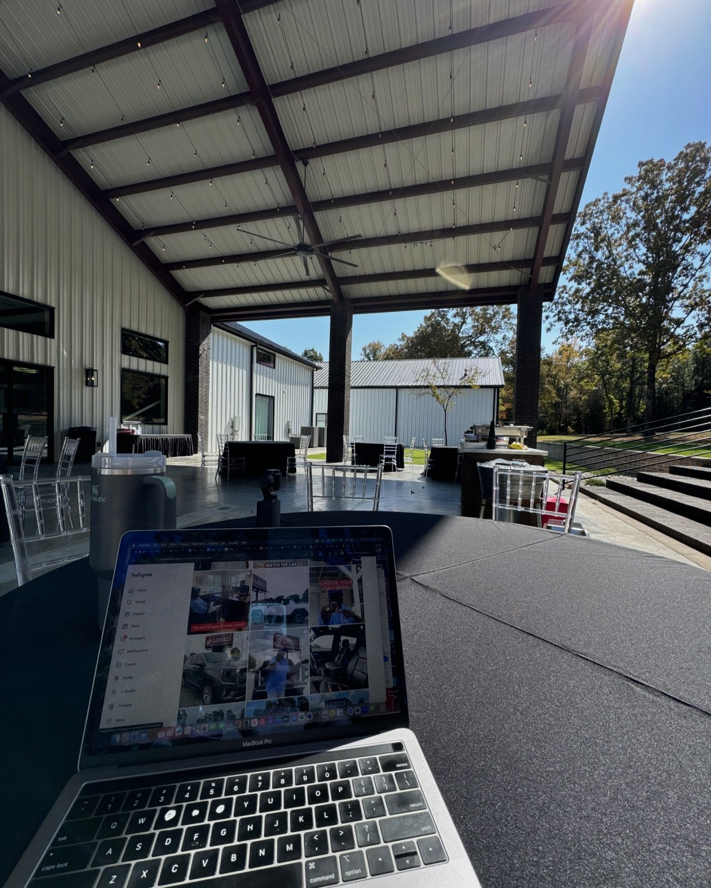 WORK VIEW at📍@thevenueatoakdale !! I&rsquo;m soaking up allll the sun &amp; beautiful outdoor working spots before it gets too chilly! 

Oh, and if you need an amazing place to get married&hellip;I mayyyy know a place 😉