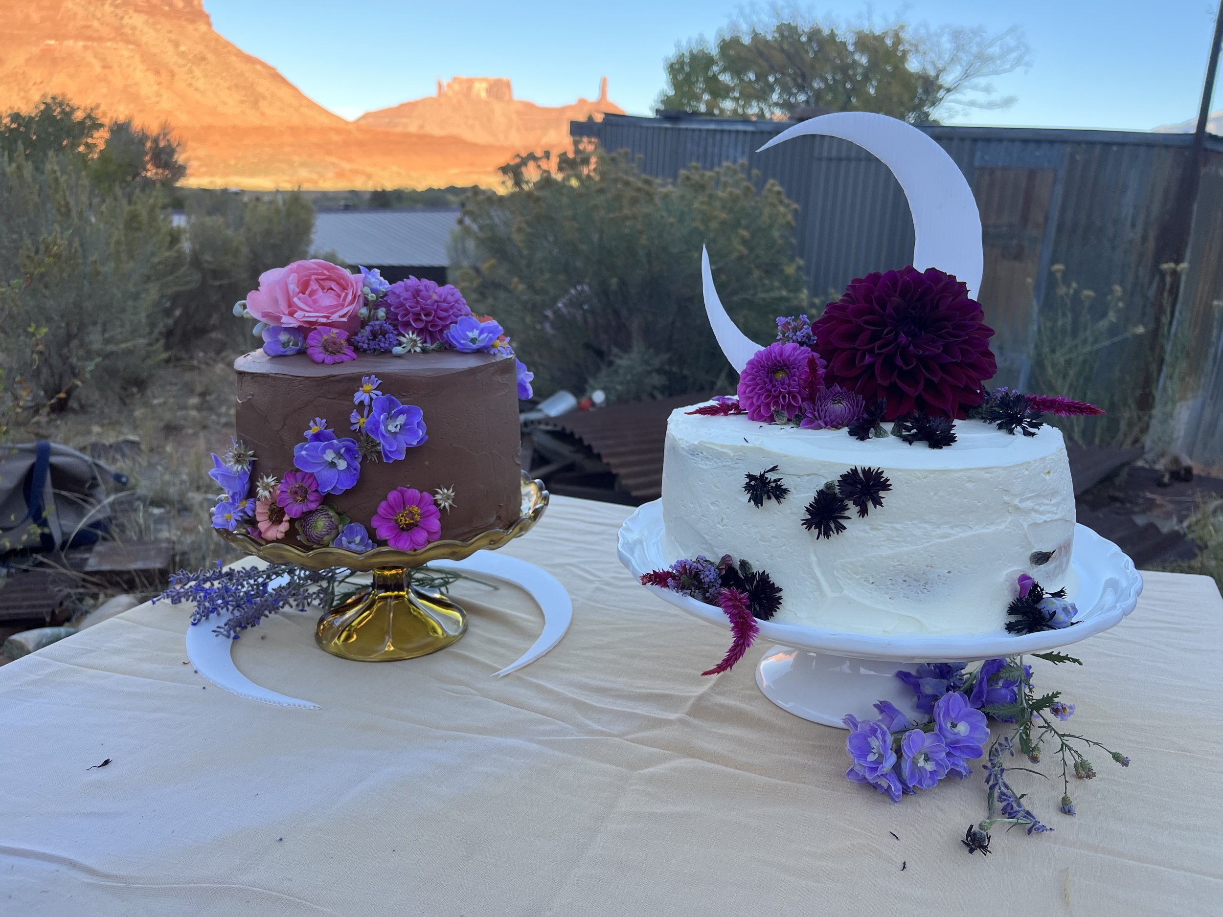 Beautiful wedding cakes with fresh flowers and the best wedding cake flavours