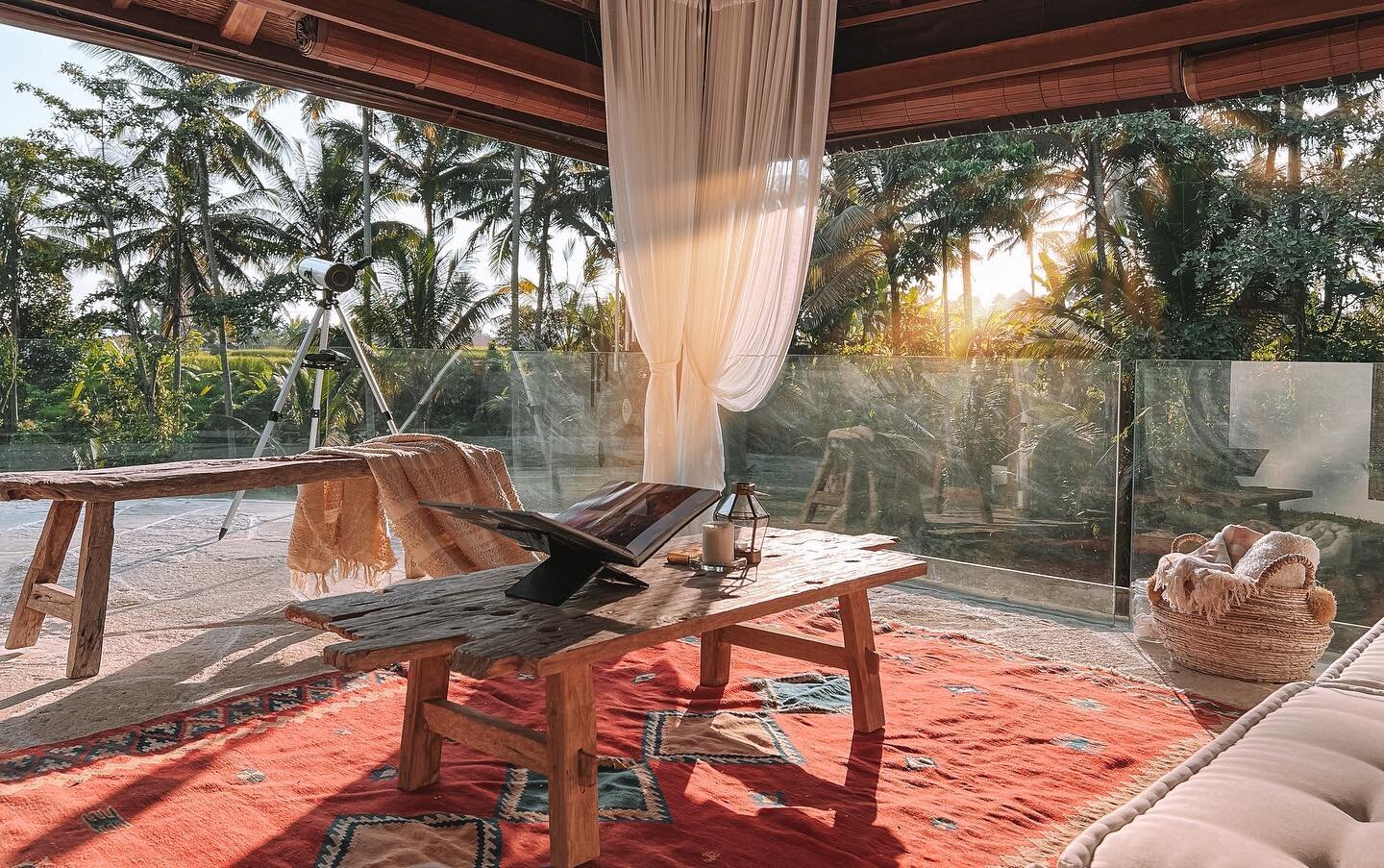 Bask in the golden glow of the Bali sunset from your private rooftop haven. It's a view that dreams are made of! 🌅🍹

#Bali #Beauty #Ubud #LuxuryVillaBali #LuxuryVillaRental #TropicalEscape #InfinityPool #BaliGetaway #NatureEscape #RelaxationDestina