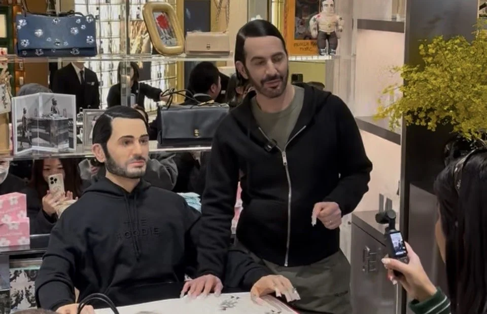 Marc Jacobs posing with his animatronic in Japan