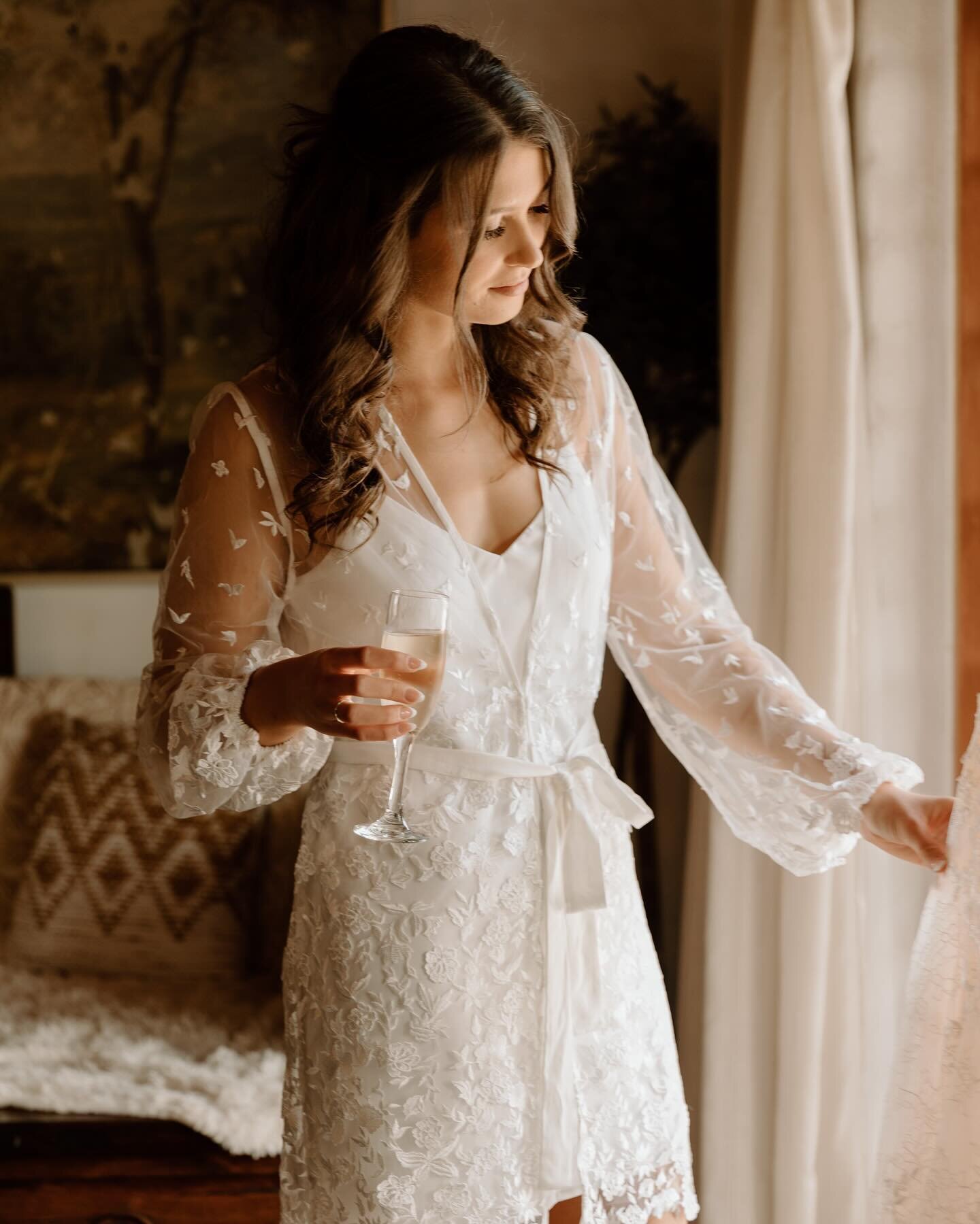 Emily the morning of her wedding 🕊️