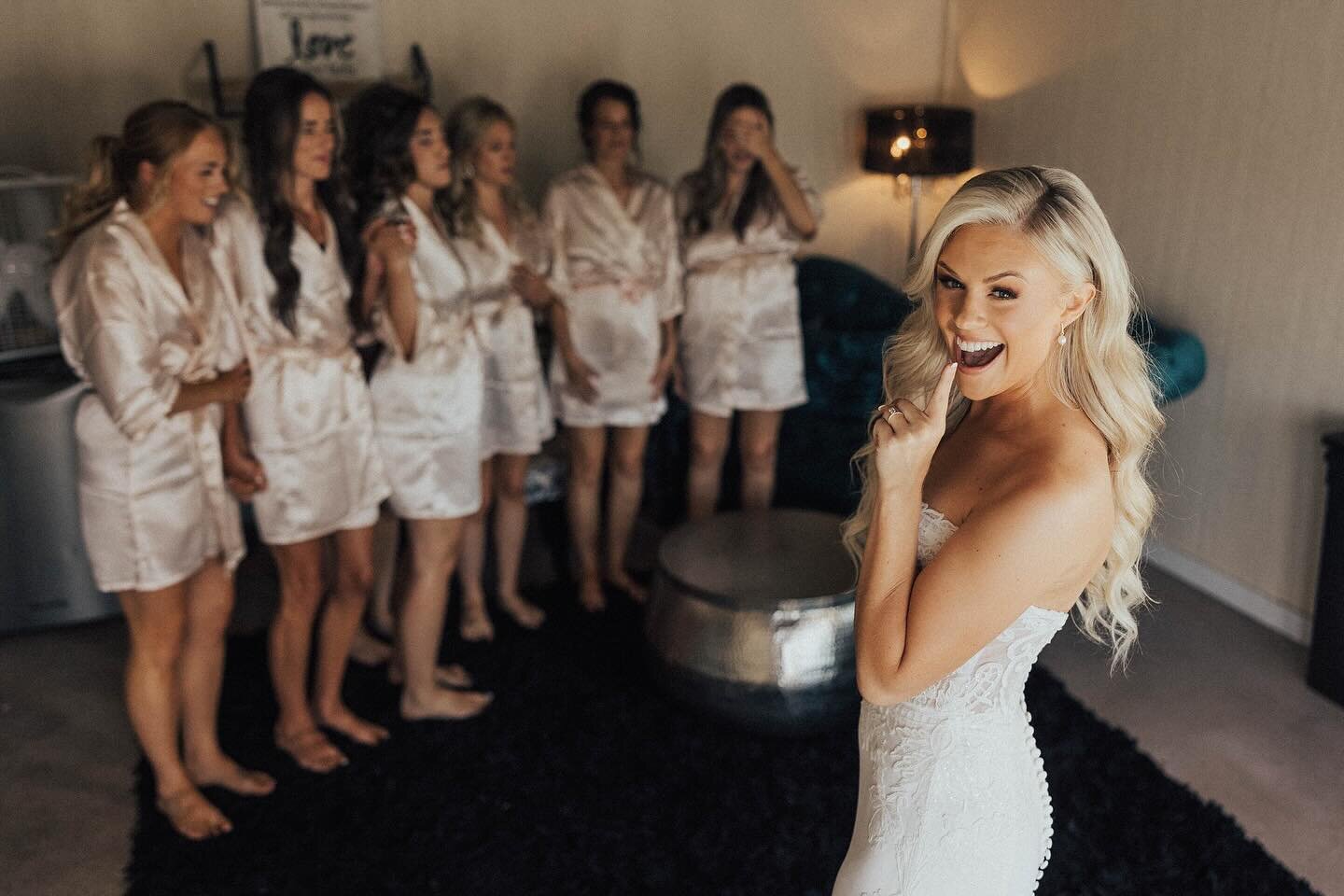 First looks aren&rsquo;t just for the couple it can also be for your bridesmaids 🤍 

#firstlook #bridesmaidfirstlook #lifenlightweddings #bridalhairandmakeup #gettingreadyforwedding #seattlewashingtonweddingphotographer #snohomishweddings