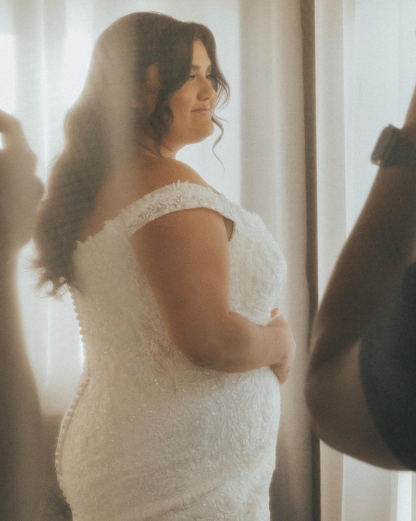 She is the moment! 😍 We will be forever in awe of Loryn&rsquo;s bridal glam 🤍

HMUA: @alexismichaelhmua

#bridalglam #bridehairandmakeup #weddinglook #weddingphotography #seattleweddingphotographer #bridalportraits #weddingphotoinspiration