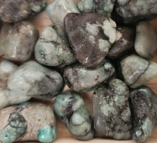 Natural emerald crystal showing rich green colour and raw gemstone texture suitable for spiritual and healing practices