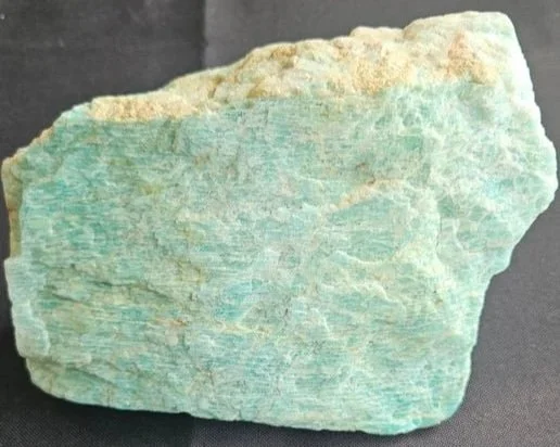 Amazonite crystal for calm communication, emotional balance, and heart-centred truth. A soothing stone connected to the heart and throat chakras, ideal for stress relief, boundaries, and spiritual alignment.