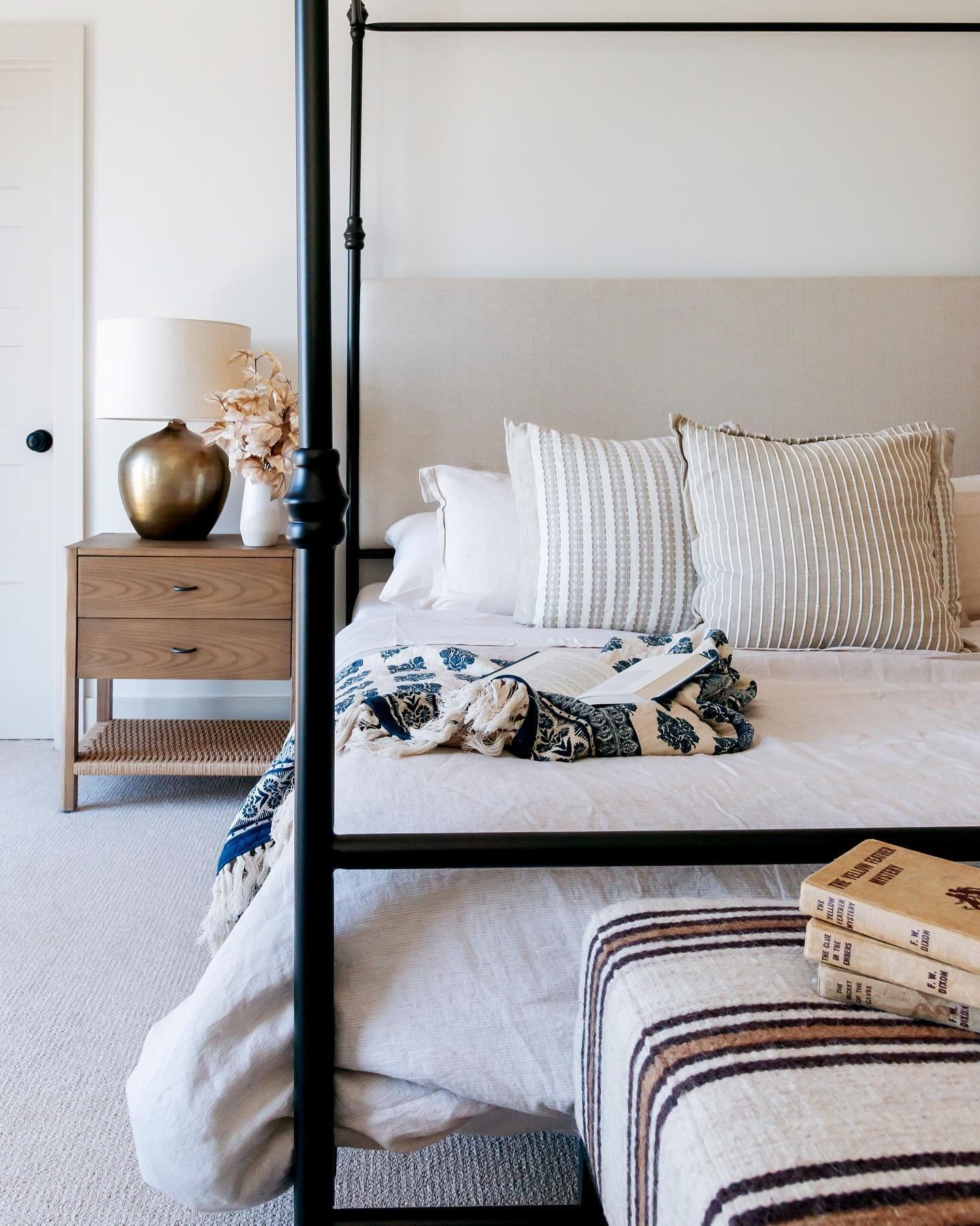 Hot tip: April snow day, just stay in bed. 

The #LakeHouse Master suite by @dm_imagesphotography 

Loving: the lakefront views, vaults + beams, this dramatic canopy bedframe