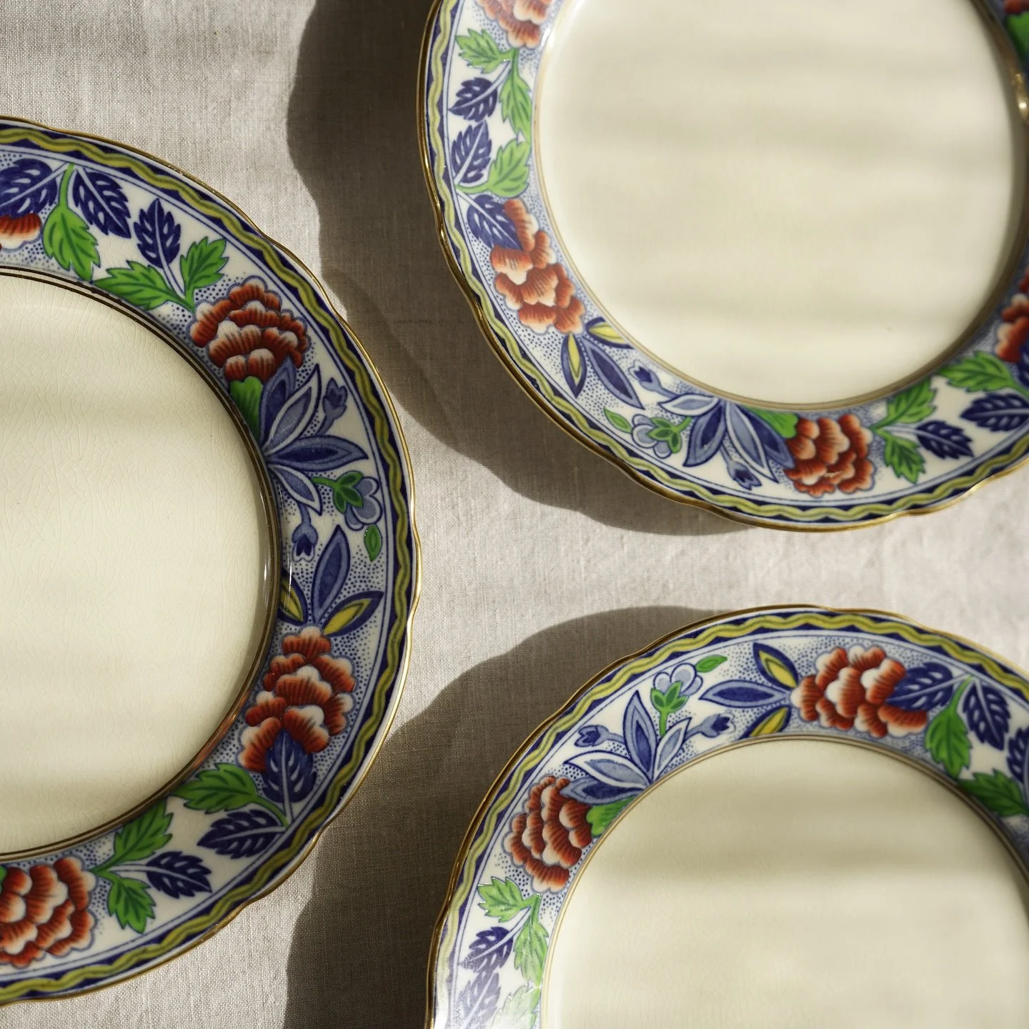 Another peak into our archive: plates edition. Spot vintage sourced from England, France and the Waldorf Astoria, plus more modern pieces mixed together. The beauty of old and new 🤎

📷: @hannah_b_marks