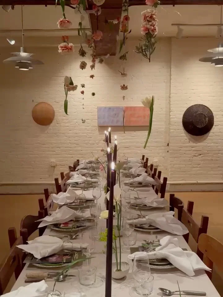 Reliving all the dreamy details from @eatsimpli's Nourish like a Mother dinner 💕

Custom tablecloths with SIMPLi products embroidered, female farmer stories, cocktails made with SIMPLi salted rim, a curtain of floral beauty to ground the table in sp