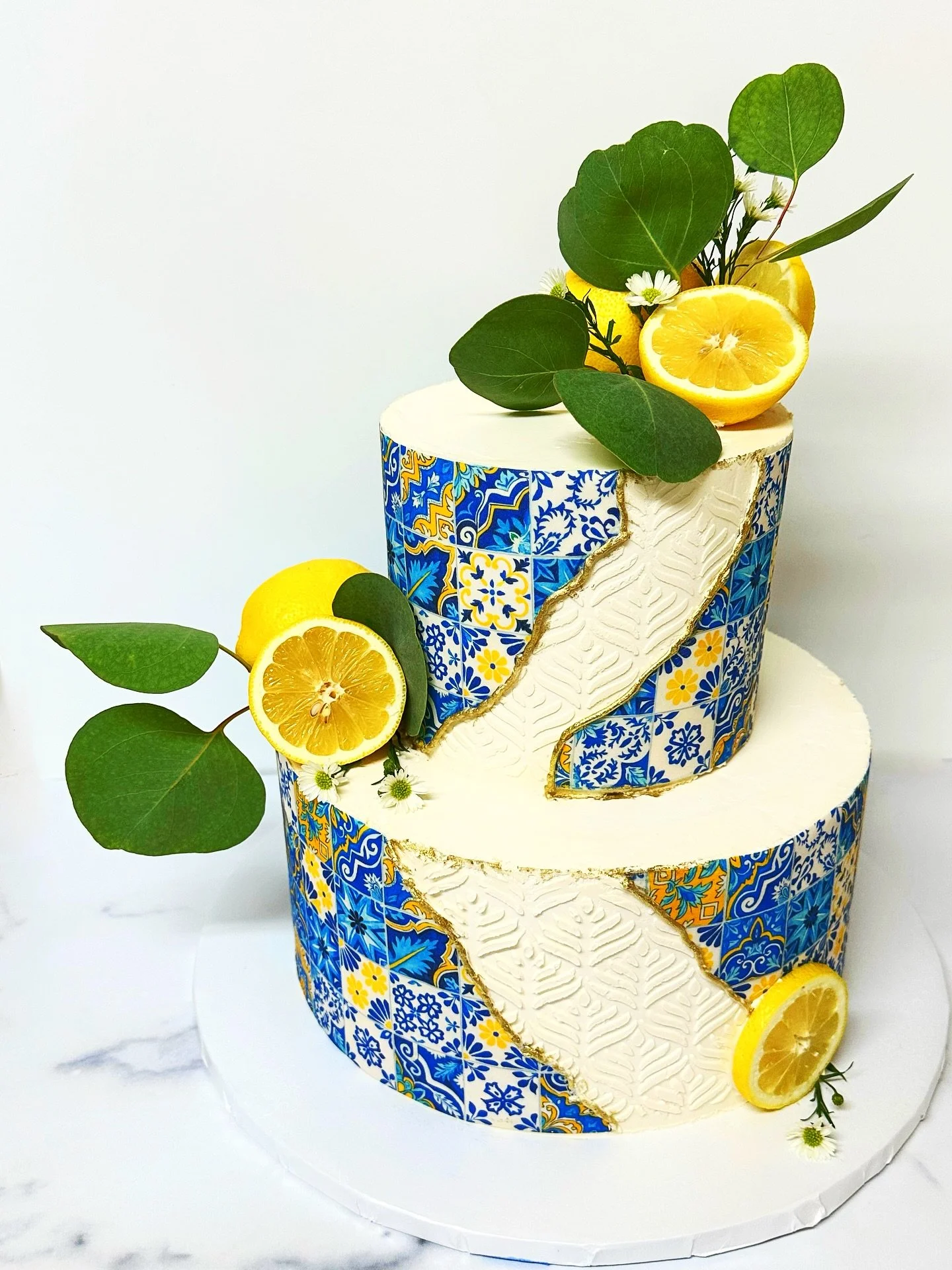 A slice of the Amalfi Coast. ☀️🍋 Real lemons, bold pattern, and hand-piped texture&mdash;it&rsquo;s giving destination wedding vibes⁣
⁣
Event Planner - @db_creativity ⁣
⁣
⁣
⁣
⁣
⁣
⁣
⁣
⁣
⁣
⁣
⁣
#LemonLove #ButtercreamDreams #socalbaker #buttercreamtext