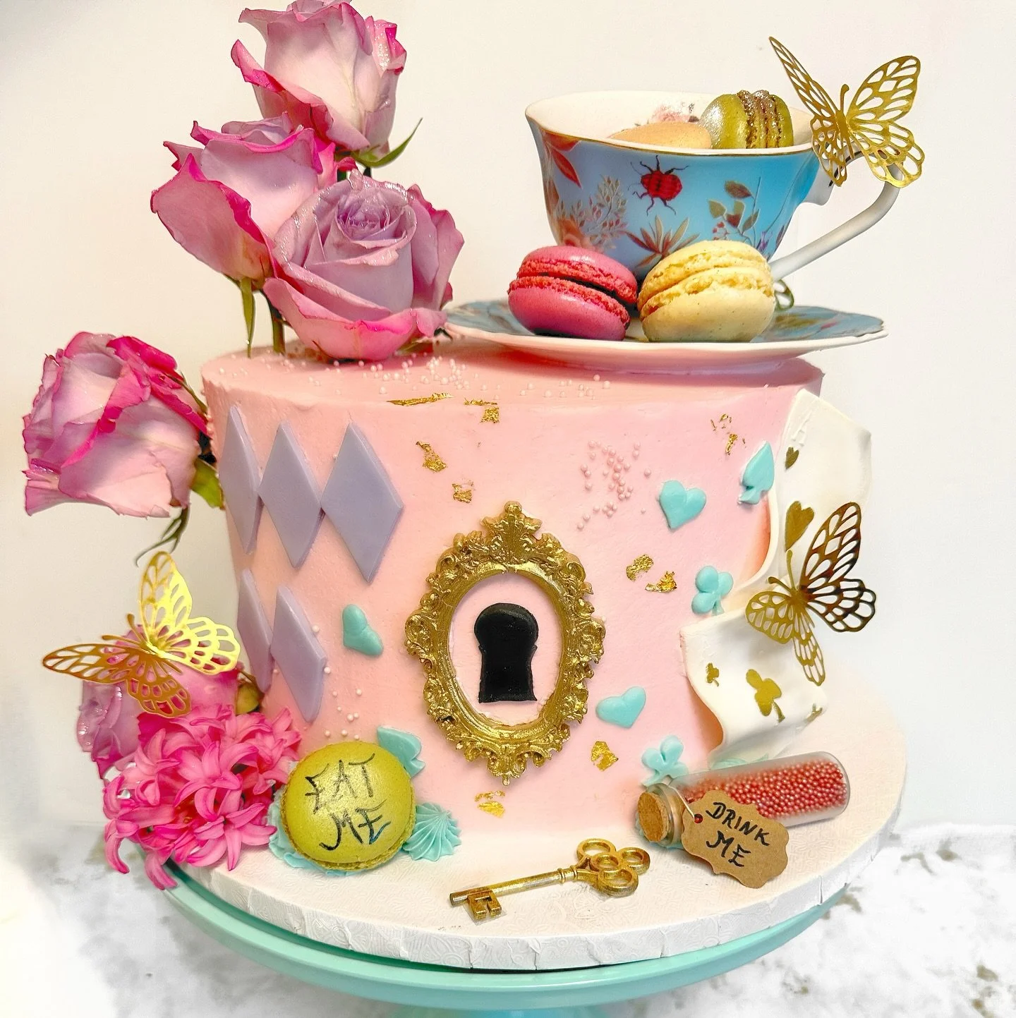 Down the rabbit hole we go 🐇☕️⁣

⁣
Inspired by @wildchildcupcakes_inc 🥰
⁣
⁣
⁣
⁣
⁣
⁣
⁣
⁣
⁣
⁣
⁣
#CustomCakes #CakeArtist #CakeDecorating⁣
#BakersOfInstagram #CakesOfInstagram #HomeBakerLife #LosAngelesBaker  #teapartycake #BakingBusiness #SmallBusine