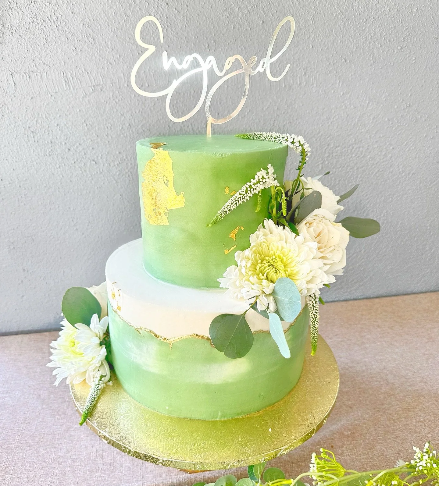 A sweet start to forever 💍✨⁣
⁣
⁣
⁣
⁣
⁣
⁣
⁣
⁣
⁣
⁣
⁣
⁣
⁣
#EngagementCake #FreshFloralCake #ButtercreamCakes #BotanicalCake #ModernCakeDesign #GoldLeafDetails #TwoTierCake #CustomCakesSoCal #SoCalBaker #CaliforniaCakeArtist #EngagedLife #EngagementPart