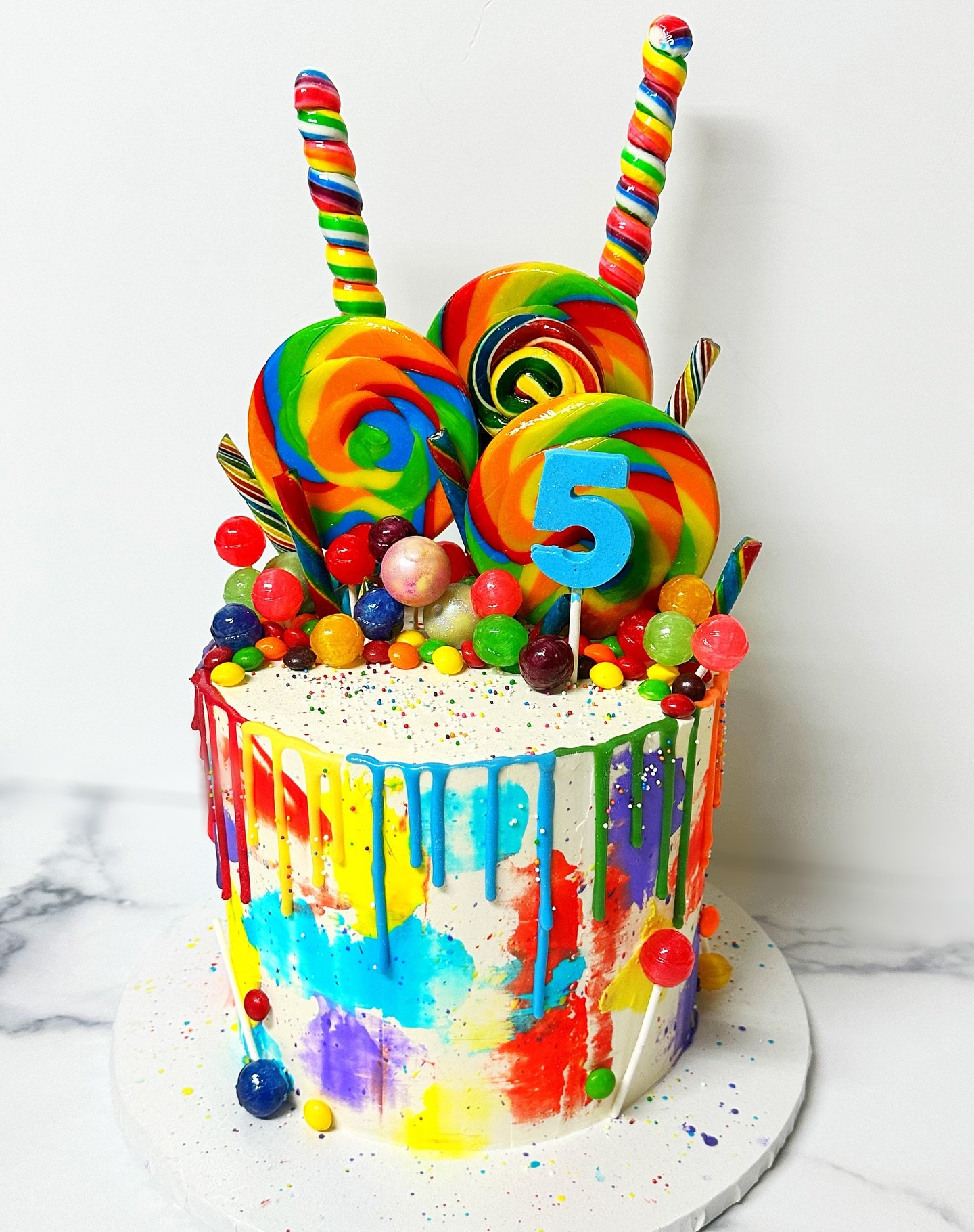 A rainbow sugar rush because turning 5 deserves all the colors and all the candy!! ⁣⁣
⁣⁣
⁣⁣
⁣⁣
⁣⁣
⁣⁣
⁣⁣
⁣⁣
⁣⁣
⁣⁣
⁣⁣
⁣⁣
⁣⁣
⁣⁣
⁣⁣
⁣⁣
#SouthernCaliforniaBaker #LosAngelesBakery #SoCalMom #WoodlandHillsMoms #LAFoodie #SanFernandoValleyEats #BirthdayCakeD