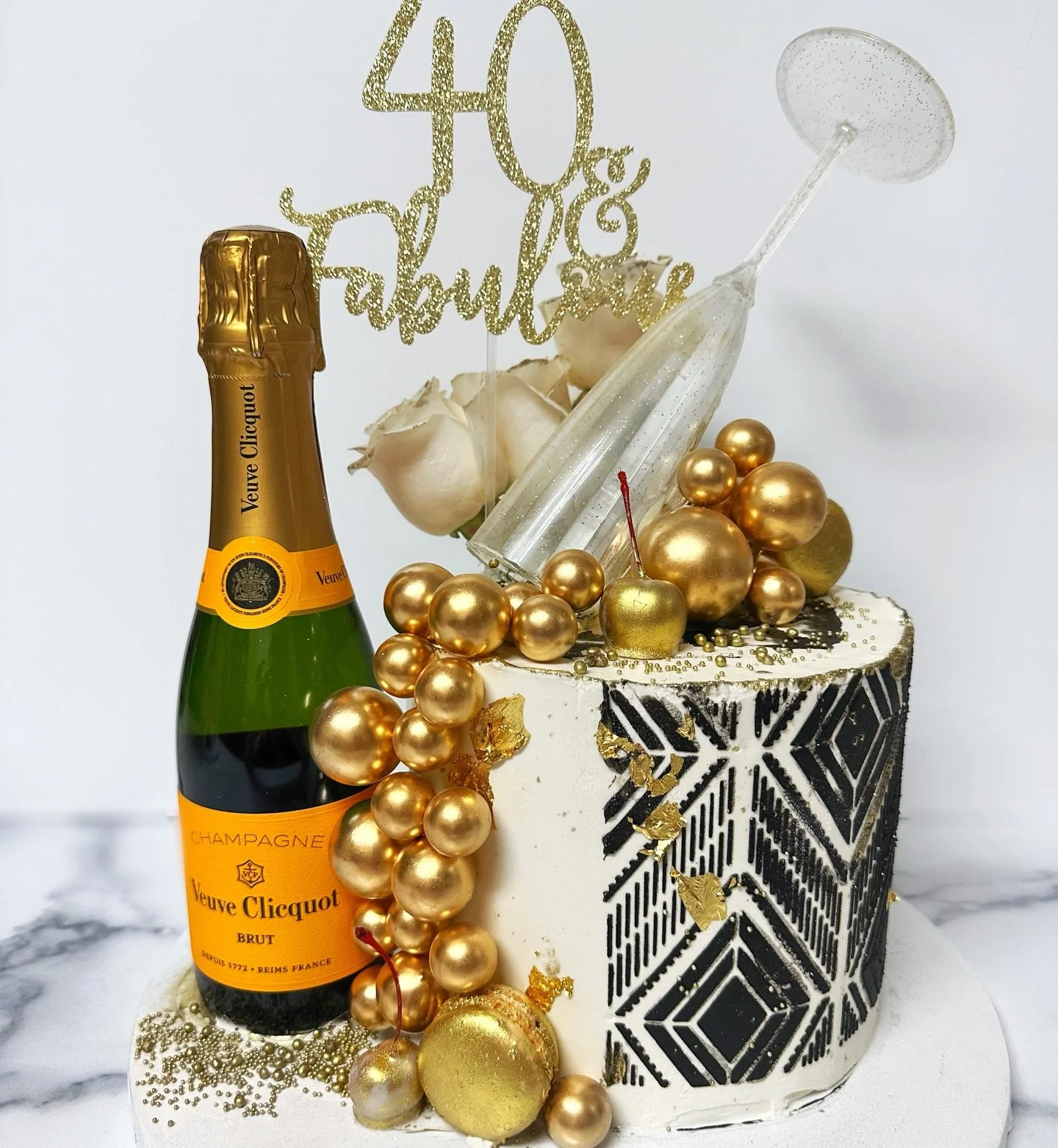 Poppin bottles and serving sparkles 🥂🍾✨

#woodlandhills #encino #tarzana #calabasas #socalbaker #socalcakes #losangelescakes #lacustomcakes #cakeartistla #birthdaycakesla #customcakesla #sfvsmallbusiness #sanfernandovalley #losangeleseats #luxuryca