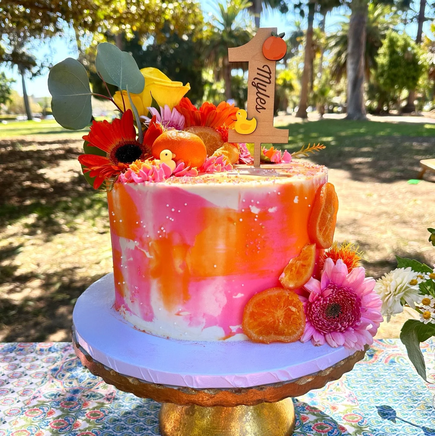 Citrus dreams 🍊✨ 

Funfetti cake, strawberry buttercream and lemon curd. 

#LosAngelesBaker #LABirthdayCakes #LACustomCakes #SanFernandoValleyMoms #WoodlandHillsMoms #ValleyVendor #SoCalBaker #SoCalMoms #CaliforniaBaker #LACakeArtist #FirstBirthdayP