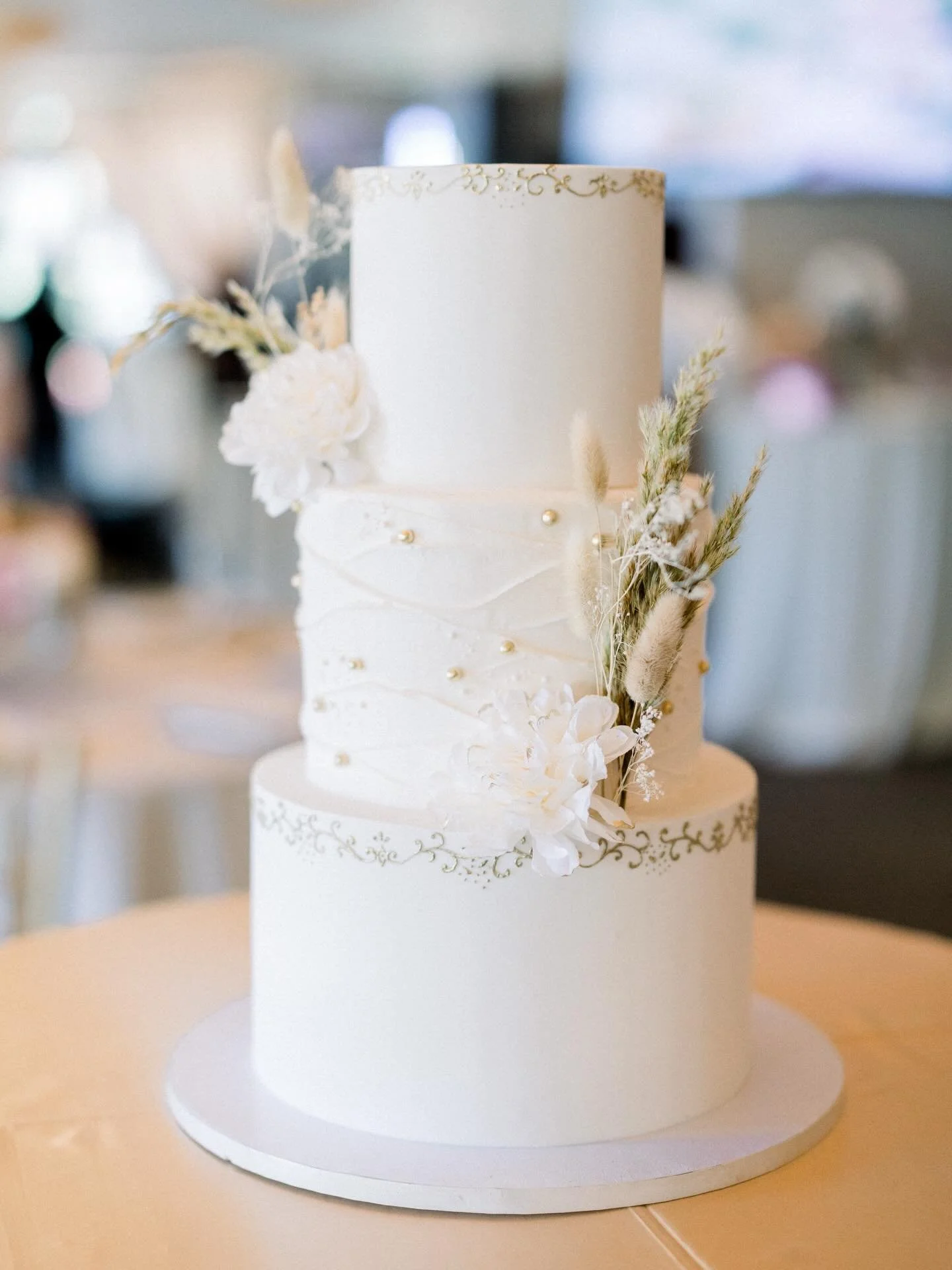Everyone knows that after the bride.. the cake is the star of the show 💁🏻&zwj;♀️

📸 @three16photography 
Venue: @coyotehillsgcevents