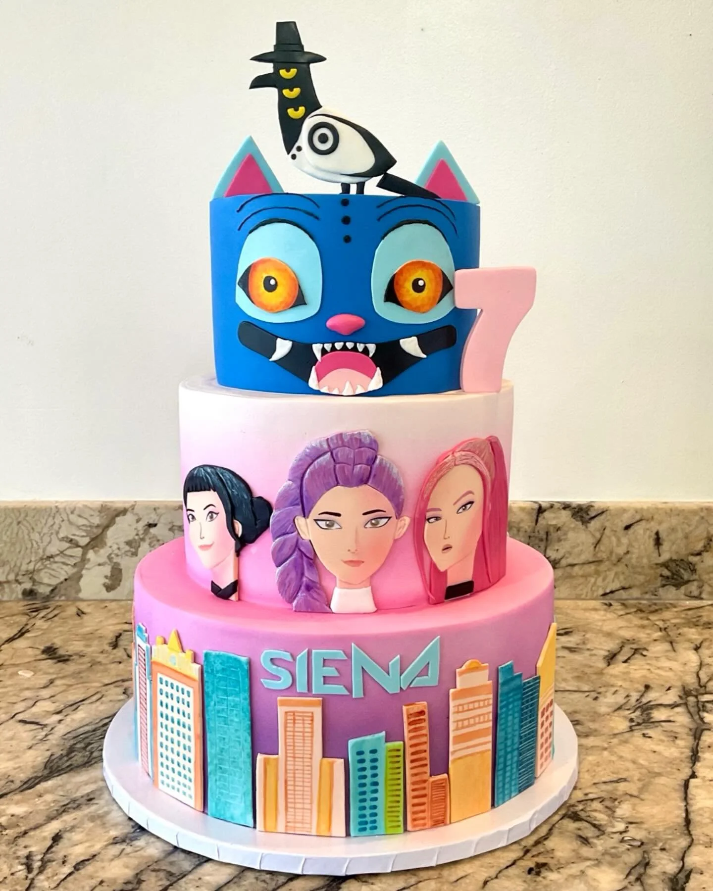 K-pop Demon Hunters won awards! Check out these hand painted fondant details 😍
#kpopdemonhunters #kpopdemonhunterscake #occakes #customcake