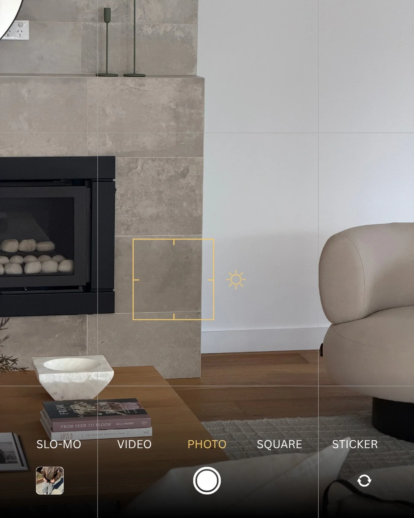 Take a peek into our lens 🤍 
Styling never gets old&hellip; all angles of this lounge looked stunning 🤩 

#styling #inspiration #home #photoshootinspo #design