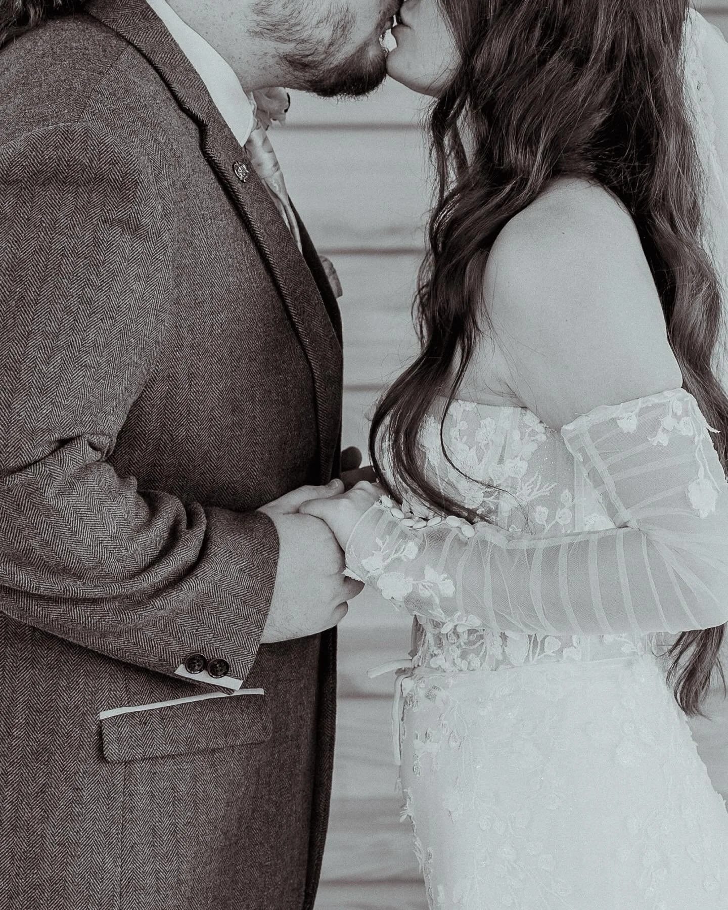 If Gatsby had a favorite couple, it would&rsquo;ve been these two 🖤
Dalton &amp; Lexi turned timeless love into a full-on 1920s masterpiece &mdash; champagne, laughter, and all the vintage magic. #roaring20svibe #weddingphotography #HPPhotographyDes