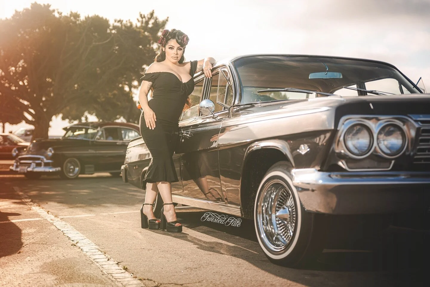 Standing in the park waiting for you. 
.
.
.
@curly_beeeee 
.
.
.
.
.
#lowrider#models#lowridermodels#chevy#impala#bombas#pinup#vintage#classy#sunset#portraits