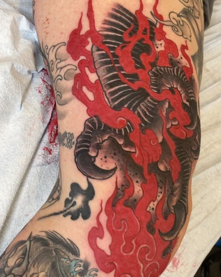 Believe it or not, I do tattoo &ldquo;smaller&rdquo; pieces. 😂 I will also be sticking around Reno until early next year so if you want to do a smaller piece or start a bigger project, we have plenty of time!! Holler! 

#bcollinstattoo #shagbuilt #d