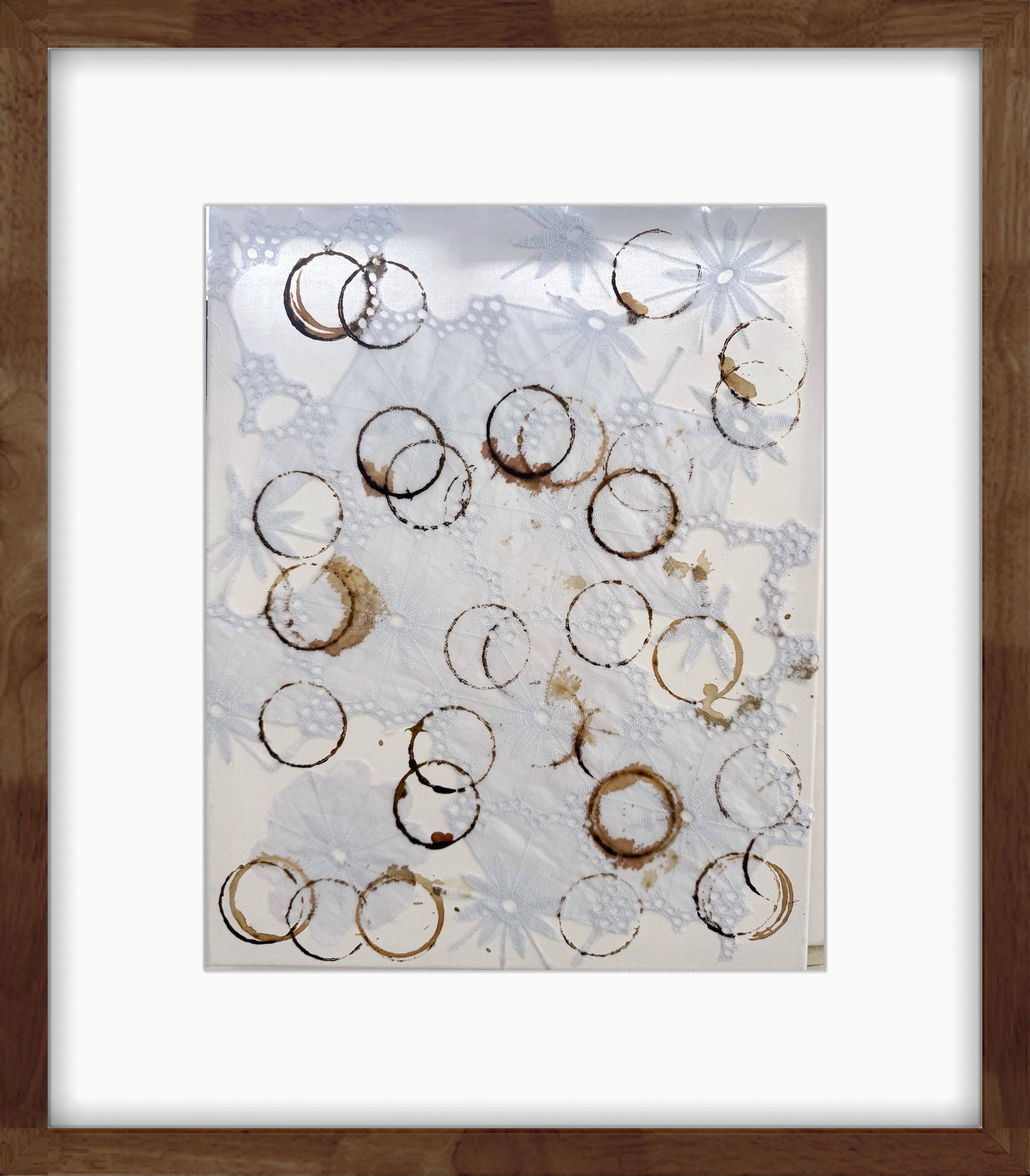 Adriana Albuquerque | Expresso or Filtered? Each cup a pause, each sip a story, Embroidery on acrylic canvas with coffee stains and acrylic paint, 64 x 46 cm, 2025