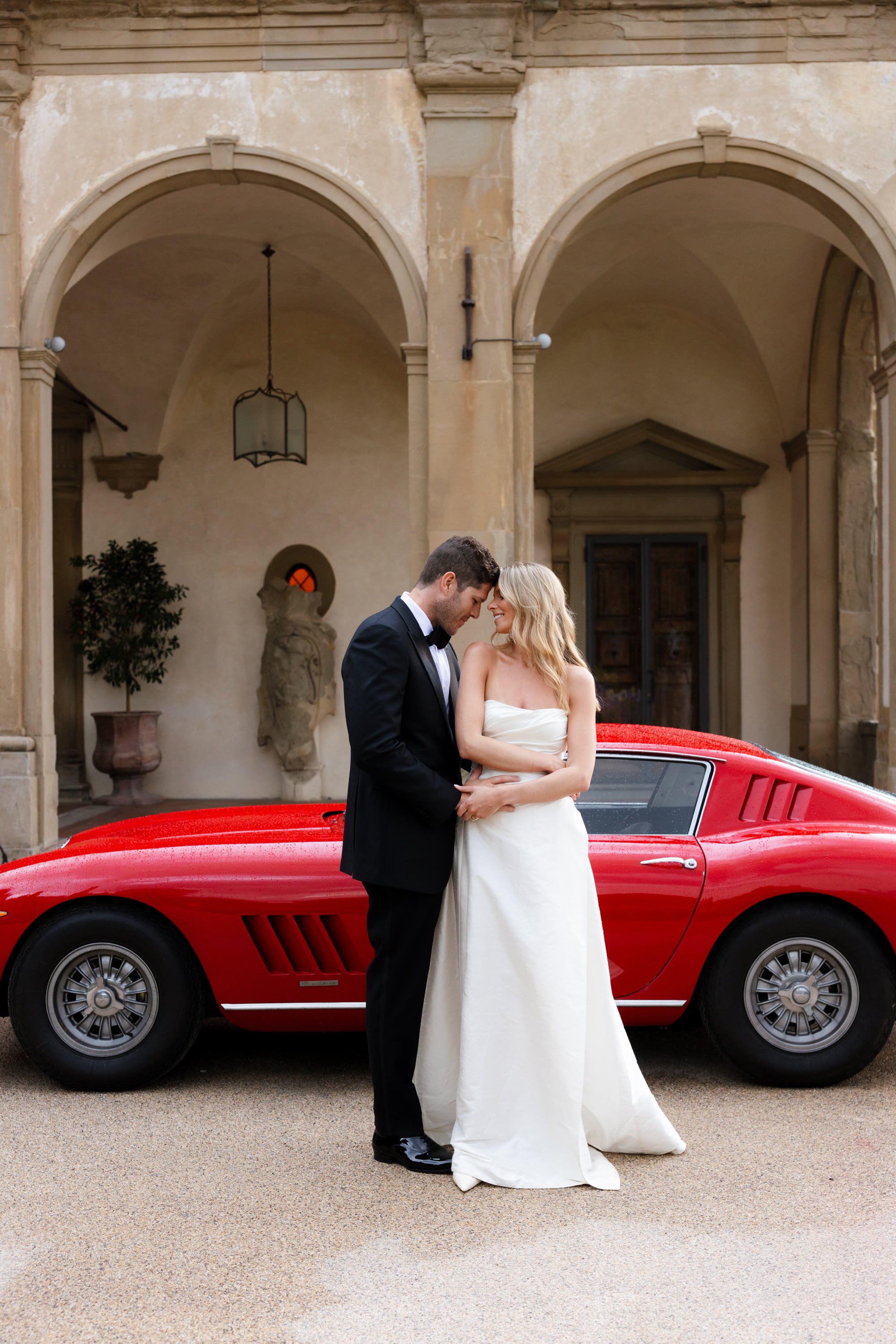 Holly and MAtthew eloped in the hills of Florence, Tuscany, with the Elopement Collective in front of this vintage car