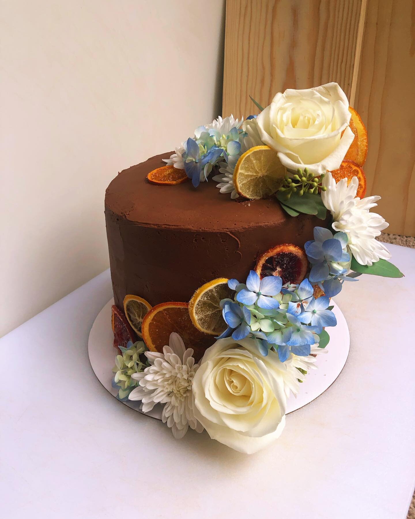 A bridal shower cake for some lovely friends.

Chocolate Cake, chocolate buttercream, citrus and blue theme.

#weddingcake #bridalshower #mombaker #citrus #chocolate #cake #roses
