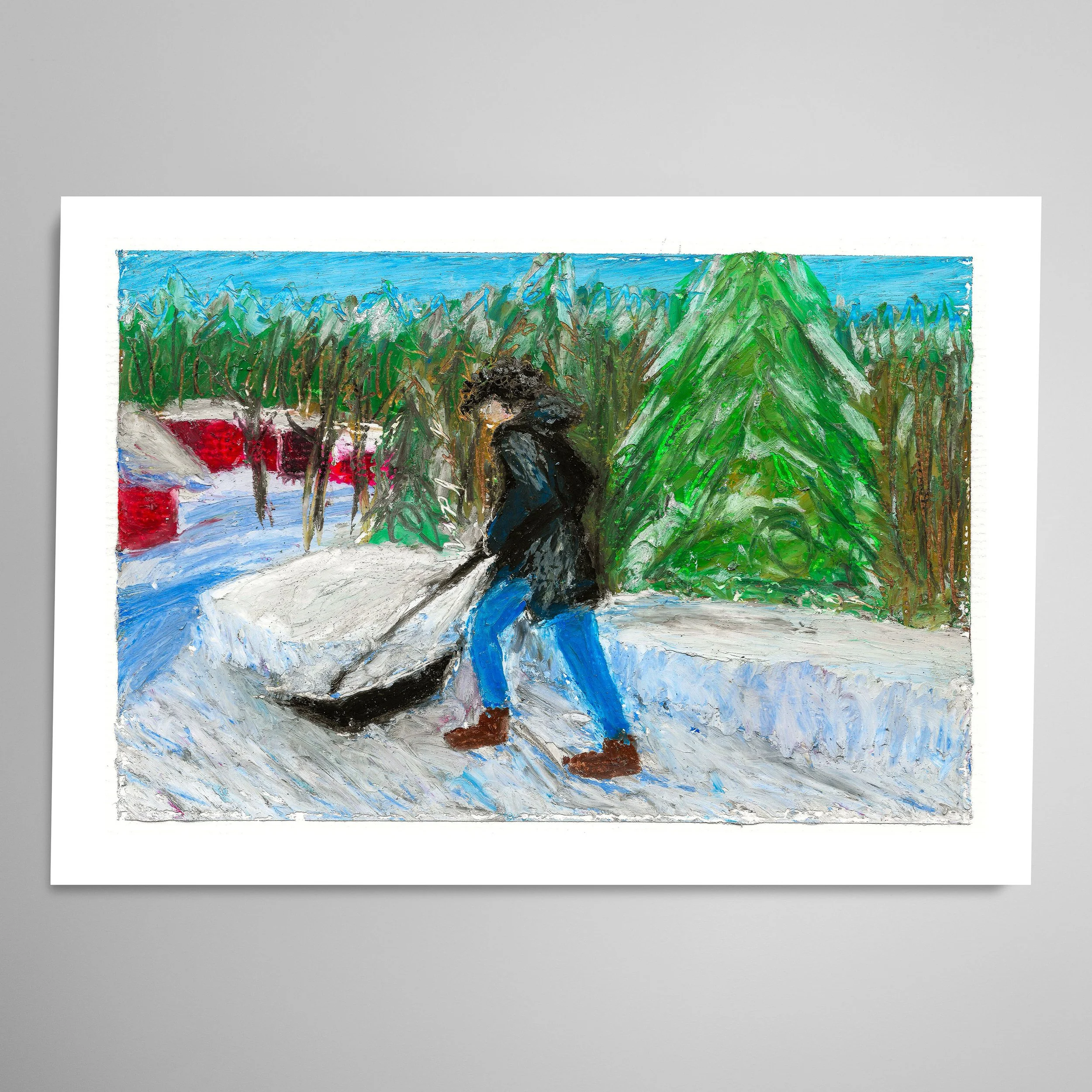 Målning i oljepastell på papper med ett motiv av en person som skottar snö i ett vinterlandskap. Personen bär svart jacka och blå byxor. Bakom syns en skog och röda stugor. Himlen är blå, och målningen har en färgstark, uttrycksfull stil.