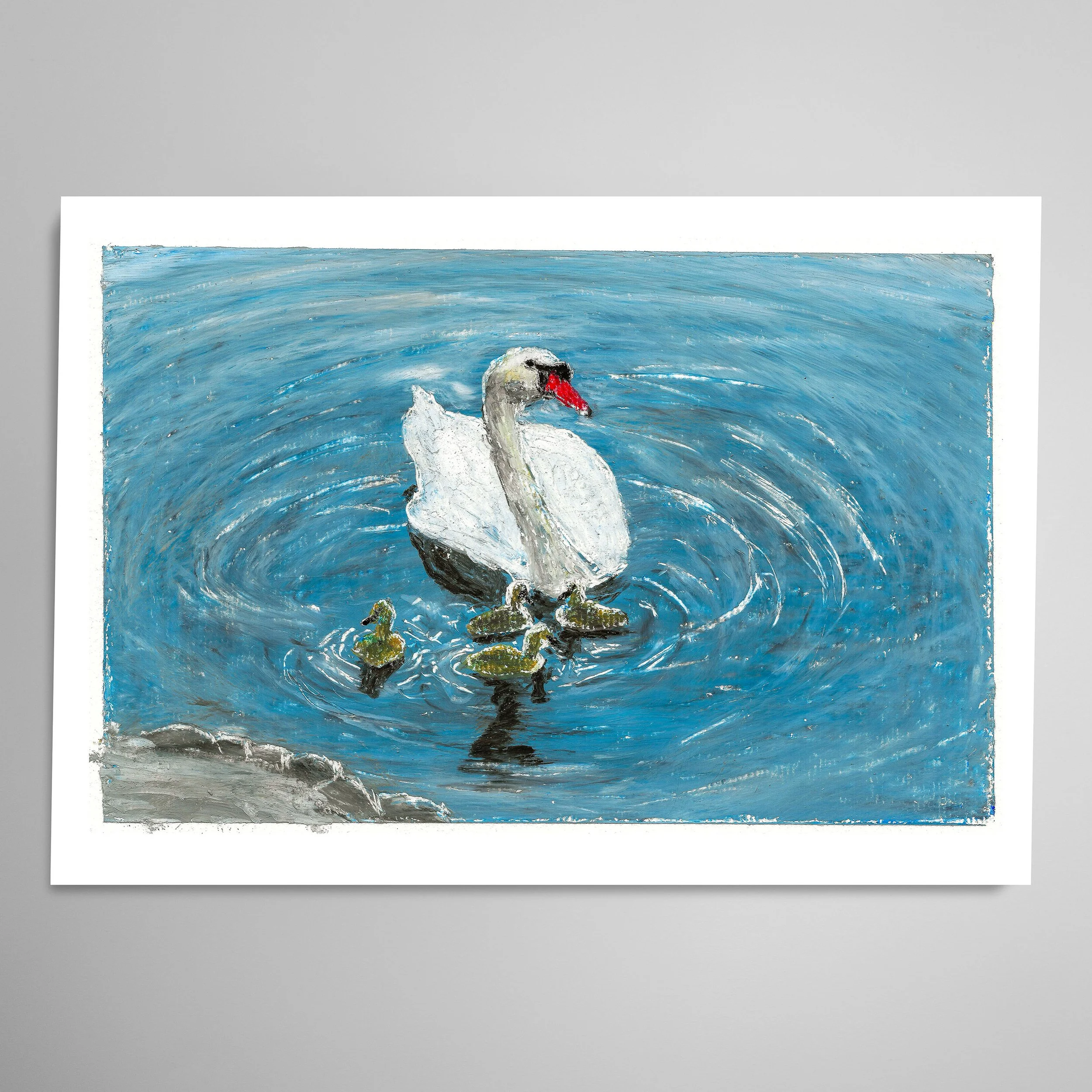 Målning i oljepastell på papper med ett motiv av en vit svan som simmar i en sjö tillsammans med sina duniga ungar. Vattnet har mjuka vågor, och svanens röda näbb skapar en fin kontrast mot den blå vattenytan.