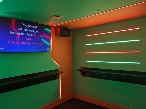 Did you know @tenpin_uk has its very own private karaoke rooms - powered by Lucky Voice?! 🎤🎶
Perfect if you’d rather swap the bowling for a good old sing-song with friends!
It’s a total game-changer for nights out and the perfect add