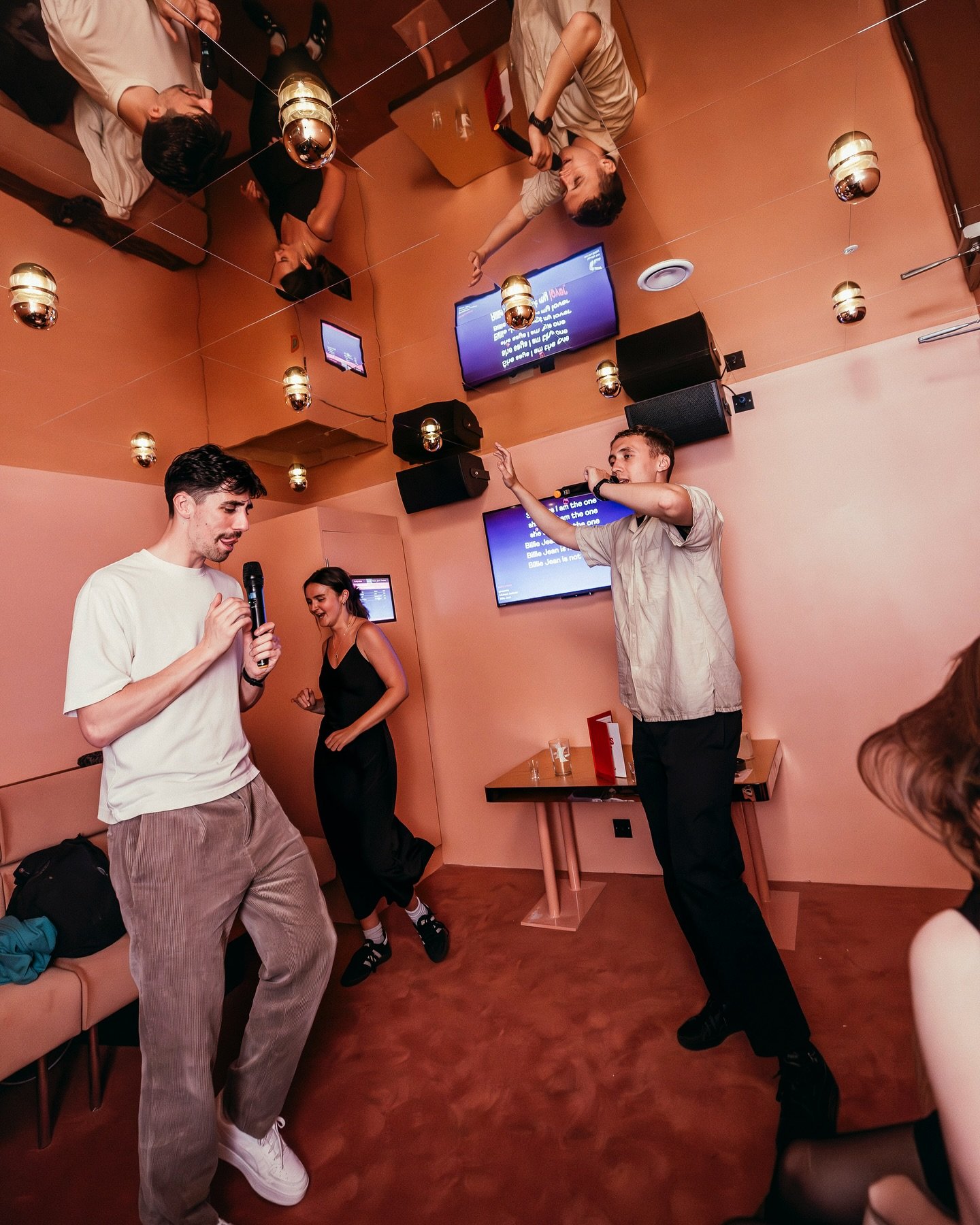 Are you looking to boost your bar or pub entertainment?🤩
Karaoke may be the game-changer your venue needs.
Whether you’re a pub, bar, or entertainment space - karaoke nights can drive foot traffic, increase dwell time, and keep the drinks fl